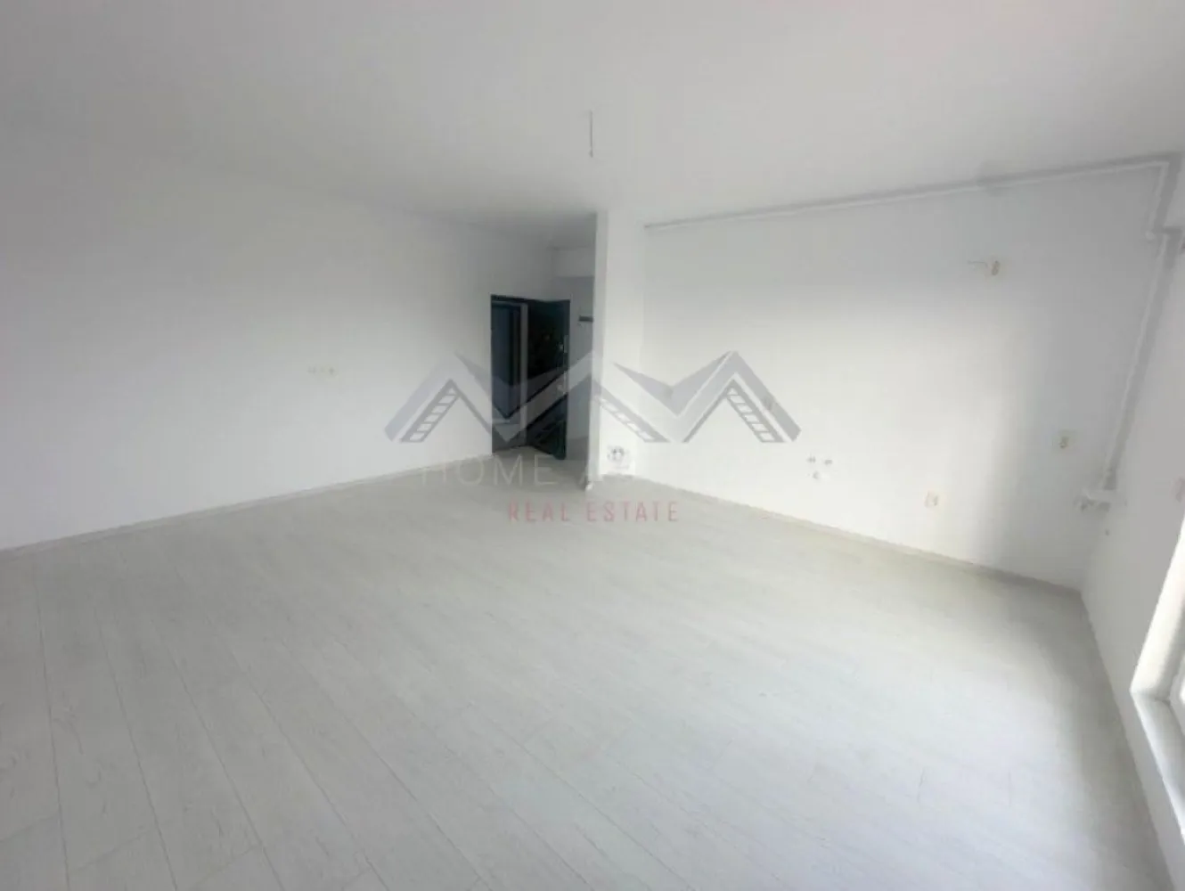 Apartament 2 camere 50 mp | Otopeni central | comision 0 - Achiziția se realizează direct de la dezvoltator, fără perceperea vreunui comision din partea cumpărătorului. Oferim consultanță gratuită pe întreaga durată a procesului de achiziție, asigurând suport specializat la fiecare etapă. De asemenea, la solicitare, punem la dispoziție servicii de brokeraj financiar, fără costuri suplimentare, pentru identificarea celor mai avantajoase soluții de finanțare adaptate nevoilor dumneavoastră.

Vă prezentăm, spre vânzare, un apartament modern cu 2 camere foarte spațios, ce dispune de 50.30 mp utili și un balcon generos de 4.80 mp, ideal pentru momente de relaxare. Compartimentarea este practică și eficientă. Luminozitatea naturală este asigurată pe tot parcursul zilei datorită orientării avantajoase pe Sud, iar apartamentul se diferențiază prin designul aerisit și bine proporționat.

Apartamentul este disponibil la parter (înalt), în cadrul unui bloc cu regim de înălțime redus (D+P+3r), situat în zona centrală a orașului Otopeni. Accesul în complex este securizat prin barieră, ceea ce conferă siguranță și liniște viitorilor proprietari. Chiar la intrarea în complex existând o stație de autobuz (Linia Albastră), iar în imediata vecinătate regăsiți Mega Image non-stop, Lidl, Penny, precum și proiecte comerciale importante în dezvoltare. De asemenea, accesul către Centura Bucureștiului, DN1, Aeroportul Henri Coandă și zona Pipera este rapid și facil.

Acest apartament reprezintă o oportunitate unică pentru cei care își doresc o locuință practică, modernă și bine amplasată într-o zonă aflată în continuă dezvoltare.

Prețul afișat include 1 loc de parcare, nu include TVA.

📞 Programează acum o vizionare!