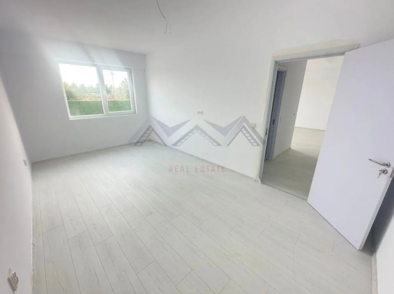 Apartament 2 camere 50 mp | Otopeni central | comision 0 - Achiziția se realizează direct de la dezvoltator, fără perceperea vreunui comision din partea cumpărătorului. Oferim consultanță gratuită pe întreaga durată a procesului de achiziție, asigurând suport specializat la fiecare etapă. De asemenea, la solicitare, punem la dispoziție servicii de brokeraj financiar, fără costuri suplimentare, pentru identificarea celor mai avantajoase soluții de finanțare adaptate nevoilor dumneavoastră.

Vă prezentăm, spre vânzare, un apartament modern cu 2 camere foarte spațios, ce dispune de 50.30 mp utili și un balcon generos de 4.80 mp, ideal pentru momente de relaxare. Compartimentarea este practică și eficientă. Luminozitatea naturală este asigurată pe tot parcursul zilei datorită orientării avantajoase pe Sud, iar apartamentul se diferențiază prin designul aerisit și bine proporționat.

Apartamentul este disponibil la parter (înalt), în cadrul unui bloc cu regim de înălțime redus (D+P+3r), situat în zona centrală a orașului Otopeni. Accesul în complex este securizat prin barieră, ceea ce conferă siguranță și liniște viitorilor proprietari. Chiar la intrarea în complex existând o stație de autobuz (Linia Albastră), iar în imediata vecinătate regăsiți Mega Image non-stop, Lidl, Penny, precum și proiecte comerciale importante în dezvoltare. De asemenea, accesul către Centura Bucureștiului, DN1, Aeroportul Henri Coandă și zona Pipera este rapid și facil.

Acest apartament reprezintă o oportunitate unică pentru cei care își doresc o locuință practică, modernă și bine amplasată într-o zonă aflată în continuă dezvoltare.

Prețul afișat include 1 loc de parcare, nu include TVA.

📞 Programează acum o vizionare!