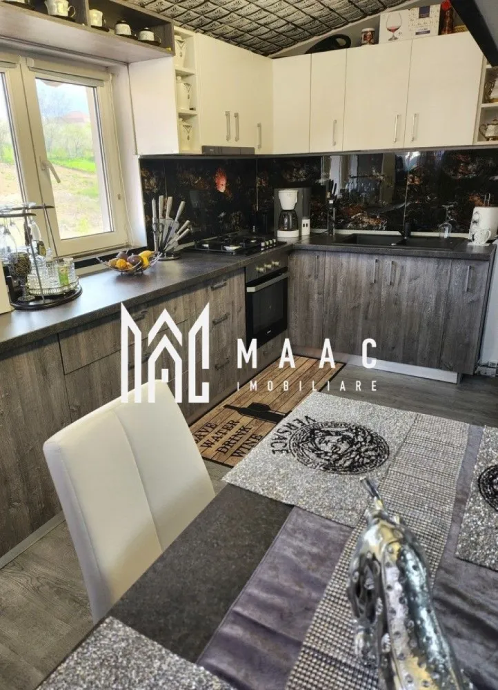 Apartament 3 camere | Mobilat si utilat | Strand 2 - MAAC Imobiliare va prezinta un apartament cu 3 camere de lux situat in zona Strand 2. Acces facil către centre comerciale, școli, grădinițe și spații verzi Caracteristici: Suprafață utilă: 100 mp Compartimentare: Decomandat, 2 niveluri Etaj: 5 Structură: Cărămidă, bloc izolat termic (exterior și interior) An construcție: 2011 Loc de parcare: 1 loc privat Compartimentare și spații interioare: living spațios și acces la balcon, două dormitoare mobilate complet, bucătărie închisă mobilată și utilată complet, baie modernă cu finisaje de lux, balcon cu vedere panoramică, scară interioară ce leagă cele două niveluri. Pereți: Vopsea lavabilă, tapet, faianță în zonele umede Uși interioare: Lemn masiv Ușă de intrare: Metal, securizată Ferestre: Termopan aluminiu cu jaluzele verticale și rulouri aluminiu Izolație: Termică pe exterior și interior Sistem de încălzire și utilități Încălzire: Centrală proprie, contorizare individuală Electrocasnice incluse: aragaz, hotă, frigider, cuptor cu microunde, cafetieră, mașină de spălat rufe, HI-FI, uscător de păr Pentru mai multe detalii precizati telefonic ca ati vazut anuntul cu ID: CP2660952 }}