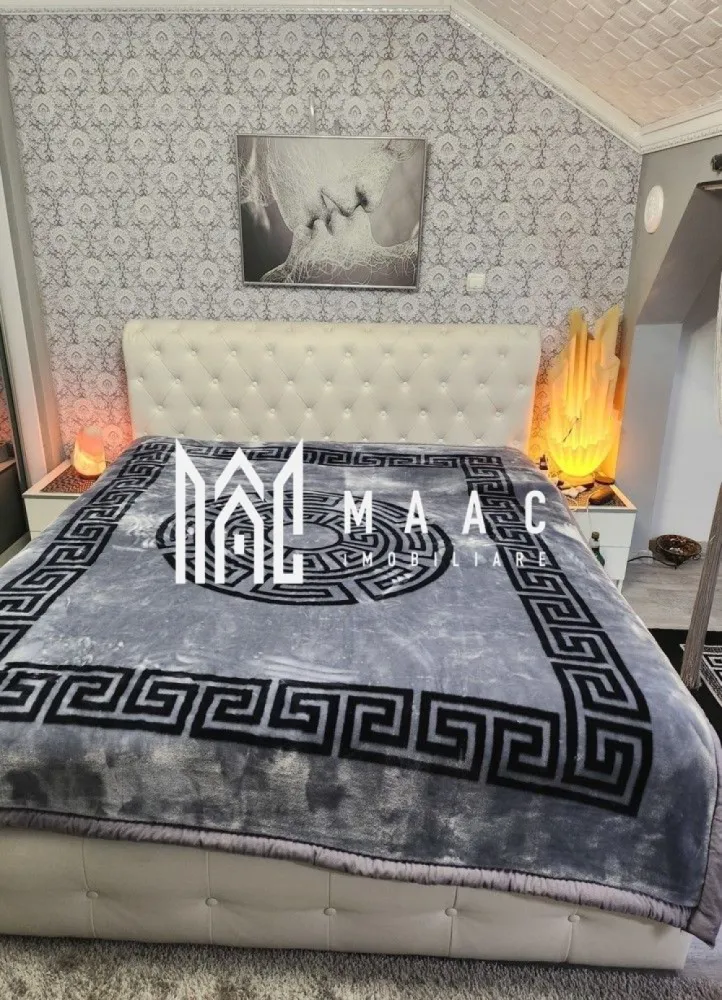 Apartament 3 camere | Mobilat si utilat | Strand 2 - MAAC Imobiliare va prezinta un apartament cu 3 camere de lux situat in zona Strand 2. Acces facil către centre comerciale, școli, grădinițe și spații verzi Caracteristici: Suprafață utilă: 100 mp Compartimentare: Decomandat, 2 niveluri Etaj: 5 Structură: Cărămidă, bloc izolat termic (exterior și interior) An construcție: 2011 Loc de parcare: 1 loc privat Compartimentare și spații interioare: living spațios și acces la balcon, două dormitoare mobilate complet, bucătărie închisă mobilată și utilată complet, baie modernă cu finisaje de lux, balcon cu vedere panoramică, scară interioară ce leagă cele două niveluri. Pereți: Vopsea lavabilă, tapet, faianță în zonele umede Uși interioare: Lemn masiv Ușă de intrare: Metal, securizată Ferestre: Termopan aluminiu cu jaluzele verticale și rulouri aluminiu Izolație: Termică pe exterior și interior Sistem de încălzire și utilități Încălzire: Centrală proprie, contorizare individuală Electrocasnice incluse: aragaz, hotă, frigider, cuptor cu microunde, cafetieră, mașină de spălat rufe, HI-FI, uscător de păr Pentru mai multe detalii precizati telefonic ca ati vazut anuntul cu ID: CP2660952 }}