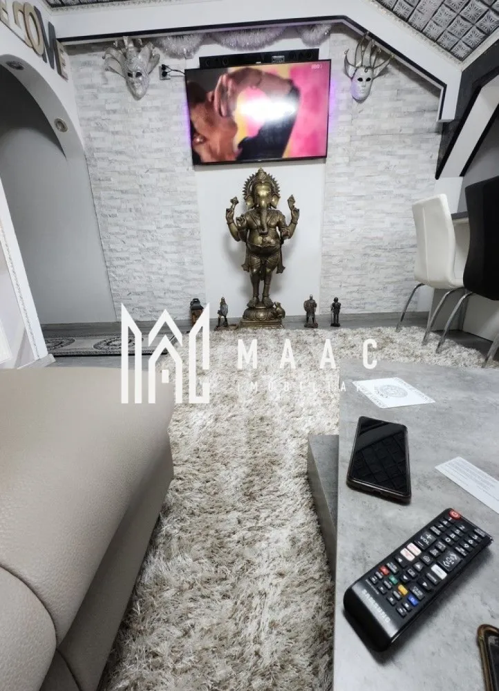 Apartament 3 camere | Mobilat si utilat | Strand 2 - MAAC Imobiliare va prezinta un apartament cu 3 camere de lux situat in zona Strand 2. Acces facil către centre comerciale, școli, grădinițe și spații verzi Caracteristici: Suprafață utilă: 100 mp Compartimentare: Decomandat, 2 niveluri Etaj: 5 Structură: Cărămidă, bloc izolat termic (exterior și interior) An construcție: 2011 Loc de parcare: 1 loc privat Compartimentare și spații interioare: living spațios și acces la balcon, două dormitoare mobilate complet, bucătărie închisă mobilată și utilată complet, baie modernă cu finisaje de lux, balcon cu vedere panoramică, scară interioară ce leagă cele două niveluri. Pereți: Vopsea lavabilă, tapet, faianță în zonele umede Uși interioare: Lemn masiv Ușă de intrare: Metal, securizată Ferestre: Termopan aluminiu cu jaluzele verticale și rulouri aluminiu Izolație: Termică pe exterior și interior Sistem de încălzire și utilități Încălzire: Centrală proprie, contorizare individuală Electrocasnice incluse: aragaz, hotă, frigider, cuptor cu microunde, cafetieră, mașină de spălat rufe, HI-FI, uscător de păr Pentru mai multe detalii precizati telefonic ca ati vazut anuntul cu ID: CP2660952 }}