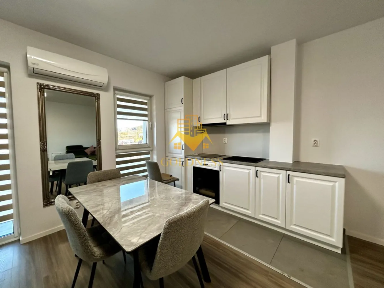 2 camere open space, Modern, Parcare, Vivo, Zona Oncos, Floresti - GOLDNESS Imobiliare vă propune spre închiriere un apartament cu 2 camere complet mobilat și utilat, la etajul 1 într-un imobil de 7 etaje, situat în Floresti. Dispune de loc de parcare subterana! Se află în apropierea stațiilor de transport în comun, magazine, restaurante, spații verzi, farmacii, etc. Apartamentul este compartimentat astfel: - dormitor cu pat matrimonial, dressing, noptiere - living cu bucatarie open space complet utilată și mobilată, canapea extensibilă, loc de servit masa - baie cu dus walk-in, calorifer port prosop și dulap pentru depozitare. - balcon de 7 mp. Imobilul este dotat cu toate cele necesare- centrală proprie, frigider, aragaz, hotă, mașină de spălat haine, etc. Dacă sunteți interesați de acest apartament și doriți să îl vizionați, dar și pentru alte oferte nu ezitați să ne contactați telefonic sau prin e-mail. Vă stăm la dispoziție! Pentru intermediere se percepe un comision de 50% din prețul chiriei!