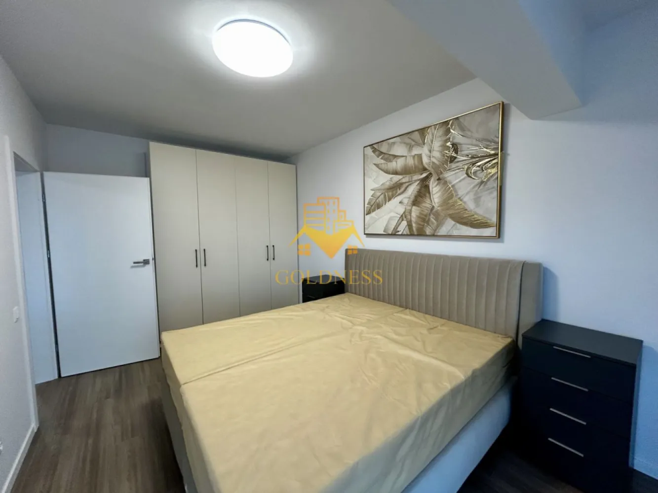 2 camere open space, Modern, Parcare, Vivo, Zona Oncos, Floresti - GOLDNESS Imobiliare vă propune spre închiriere un apartament cu 2 camere complet mobilat și utilat, la etajul 1 într-un imobil de 7 etaje, situat în Floresti. Dispune de loc de parcare subterana! Se află în apropierea stațiilor de transport în comun, magazine, restaurante, spații verzi, farmacii, etc. Apartamentul este compartimentat astfel: - dormitor cu pat matrimonial, dressing, noptiere - living cu bucatarie open space complet utilată și mobilată, canapea extensibilă, loc de servit masa - baie cu dus walk-in, calorifer port prosop și dulap pentru depozitare. - balcon de 7 mp. Imobilul este dotat cu toate cele necesare- centrală proprie, frigider, aragaz, hotă, mașină de spălat haine, etc. Dacă sunteți interesați de acest apartament și doriți să îl vizionați, dar și pentru alte oferte nu ezitați să ne contactați telefonic sau prin e-mail. Vă stăm la dispoziție! Pentru intermediere se percepe un comision de 50% din prețul chiriei!