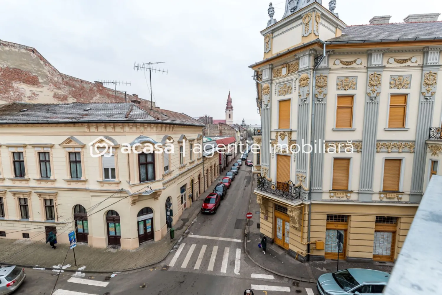 Apartament ultracentral cu 2 camere neamenajat Comision 0 - Comision 0% Va propun in exclusivitate un apartament cu 2 camere , situat pe strada Stefan Ciocio Pop intr-o cladire cu o frumusete aparte, recent restaurata , la etajul 2 din 3. IMPORTANT: Apartamentul este neamenajat si are coridorul comun cu un alt apartament recent amenajat, care este de asemenea de vanzare ( Vezi schita in poze) Imobilul dispune de o suprafata utila de aprox 73 mp. Compartimentarea este dupa cum urmeaza : coridor comun de acces, 1 bucatarie, 1 baie, 1 dormitor si un living cu potential enorm. Apartamentele se vand si impreuna pretul fiind de 157.500 euro 📞 Pentru detalii și programarea unei vizionări: Blaga Flavius – 0754467525 Consultant imobiliar acreditat APAIR (Asociația Profesională a Agenților Imobiliari din România) Nu dispui de toată suma? Te ajutăm noi gratuit! Îți obținem oferte de la 16 bănci. Ai o proprietate de vânzare în Arad și vrei să știi cât valorează cu adevărat? Birou: ACASĂ | Agenție imobiliară Arad Adresă: Bulevardul Decebal 2, Arad 310133