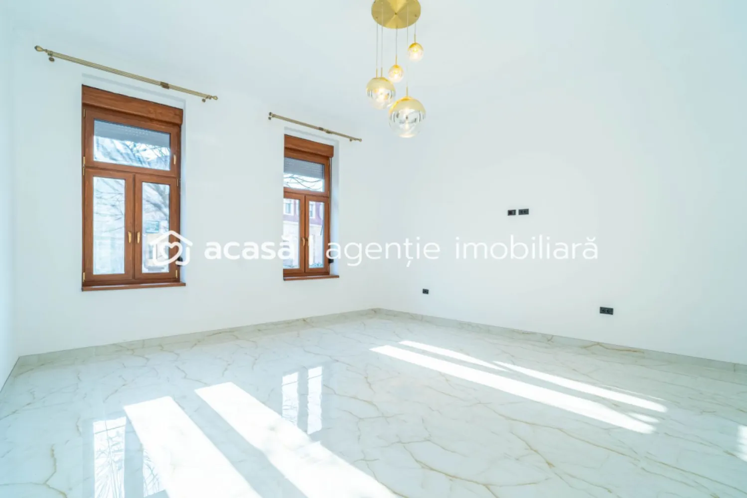 Apartament 2 camere parter înalt, amenajat complet. - Apartament cu 2 camere, situat la parter înalt, pe strada Mihai Eminescu, vis-a-vis de Restaurantul Jelen. Potrivit pentru birou, cabinet, reprezentanță sau investiție, dar și pentru locuință. ✔️ Complet renovat(60 mp utili) ✔️ Încălzire în pardoseală ✔️ Centrală proprie pe curent electric ✔️ Branșat la curent trifazic ✔️ Ferestre PVC cu geam tripan ✔️ Foarte luminos ✔️ Curte comună spațioasă Zonă accesibilă, ușor de ajuns, ideală pentru activități cu publicul. 📞 Andrei Caracioni telefon 0757 662 907 Nu dispui de toată suma? Te ajutăm noi gratuit! Îți obținem oferte de la 16 bănci. Birou: ACASĂ | Agenție imobiliară Arad Bulevardul Decebal 2, Arad 310133 Cod proprietate: CP2875528