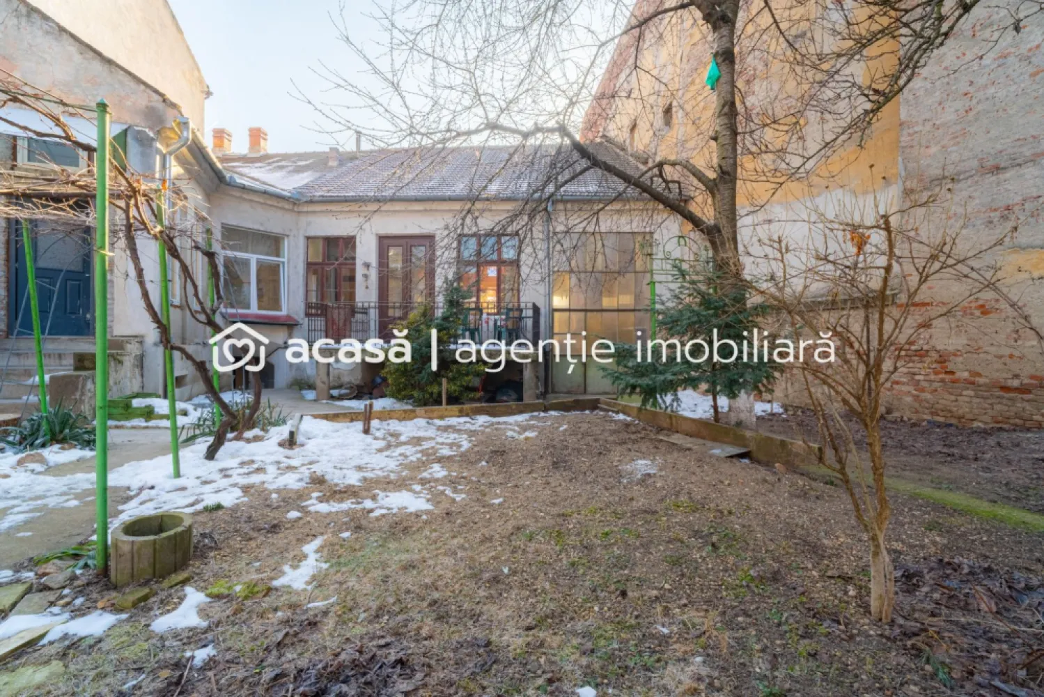 Apartament 2 camere parter înalt, amenajat complet. - Apartament cu 2 camere, situat la parter înalt, pe strada Mihai Eminescu, vis-a-vis de Restaurantul Jelen. Potrivit pentru birou, cabinet, reprezentanță sau investiție, dar și pentru locuință. ✔️ Complet renovat(60 mp utili) ✔️ Încălzire în pardoseală ✔️ Centrală proprie pe curent electric ✔️ Branșat la curent trifazic ✔️ Ferestre PVC cu geam tripan ✔️ Foarte luminos ✔️ Curte comună spațioasă Zonă accesibilă, ușor de ajuns, ideală pentru activități cu publicul. 📞 Andrei Caracioni telefon 0757 662 907 Nu dispui de toată suma? Te ajutăm noi gratuit! Îți obținem oferte de la 16 bănci. Birou: ACASĂ | Agenție imobiliară Arad Bulevardul Decebal 2, Arad 310133 Cod proprietate: CP2875528