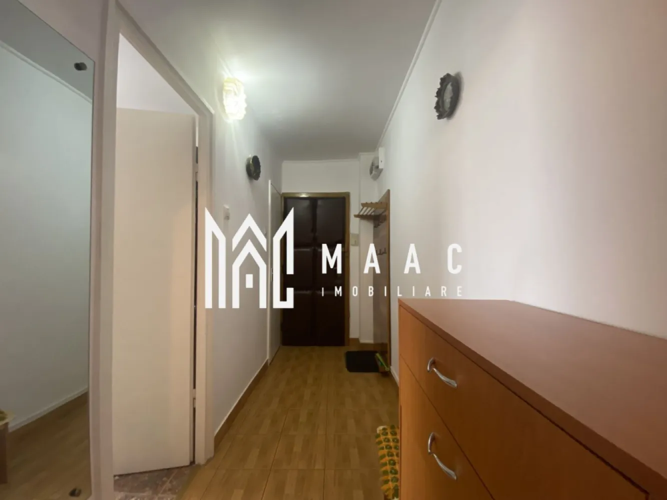 Apartament 2 camere | Balcon | Pivnita | 54 MP | Dumbravii - MAAC Imobiliare va prezinta un apartament cu 2 camere decomandat pe Calea Dumbrăvii. Caracteristici: Suprafață utilă: 54 mp Apartament decomandat Pivniță de 15 mp inclusă Compartimentare: Apartamentul este compus din living cu parchet din lemn masiv recent șlefuit și lăcuit, dormitor cu vedere panoramică spre Munții Făgăraș și Păltiniș, balcon închis cu geam termopan, debara pentru depozitare, cămară și hol care asigură o bună circulație între spații. Dotări și facilități: Centrală termică Vaillant Parchet din lemn masiv în stare buna Balcon închis cu termopan Pivniță de 15 mp pentru depozitare suplimentară Localizare Situat pe Calea Dumbrăvii, una dintre cele mai apreciate și accesibile artere din Sibiu Acces rapid către centrul orașului și punctele de interes major Zonă bine dezvoltată, cu magazine, servicii, mijloace de transport și spații verzi în apropiere Pentru mai multe detalii precizati telefonic ca ati vazut anuntul cu ID: CP2659989 }}