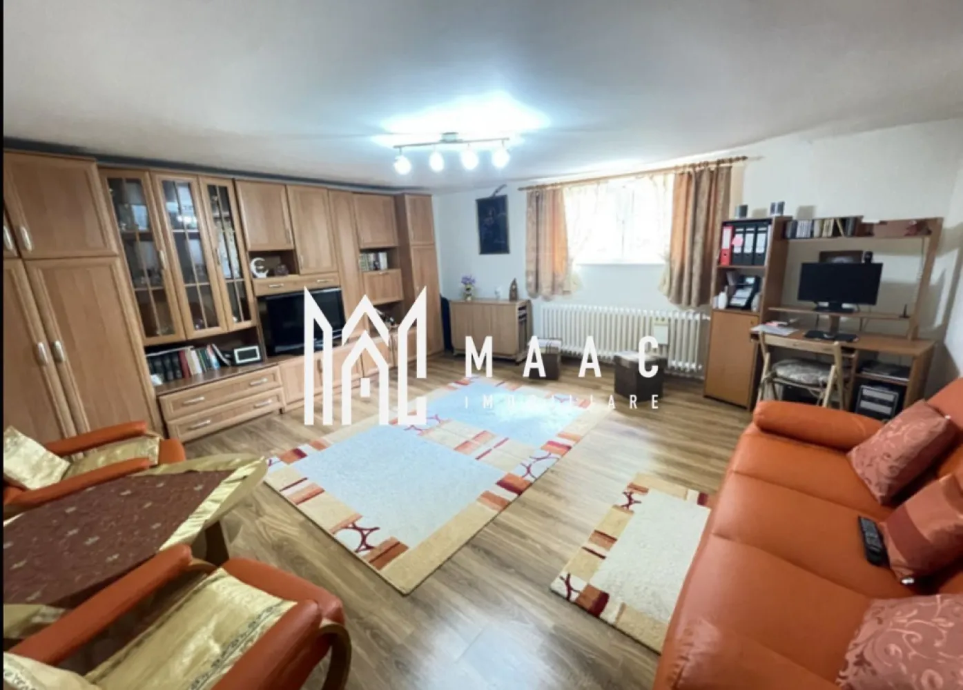 Apartament la casa I 2 camere decomandate I Lazaret - MAAC Imobiliare va prezinta un apartament la casa, demisol înalt, 2 camere decomandate cu o suprafață utila de 67 mp, Zona Lazaret. Compartimentare : Living generos, bucătărie închisă, dormitor, baie cu cada, hol. Curte comuna . Vecini liniștiți. Utilități si dotări: Bucătărie: mobilata, utilata Mobilat: complet, Utilități: curent electric, apa, canalizare, cablu TV, fibra optica Izolație: exterior izolat termic Contorizare: apometre, contor de gaz, contor curent electric Supraveghere Video Nu se accepta animale de companie ! Ideal pentru o familie sau cuplu, zona liniștită, aproape de magazine alimentare si stații de transport in comun. Se închiriază pe minim 12 luni si se percepe garanție in cuantumul unei chirii lunare. Pentru mai multe detalii sau vizionari menționați ID: CP2659123 }}