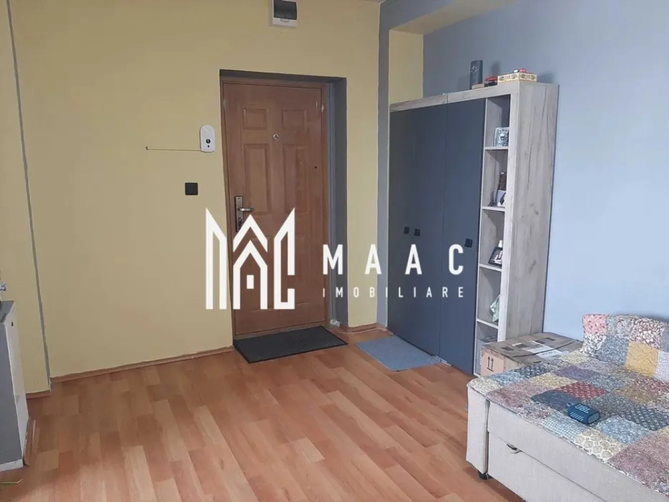 Apartament 2 camere | Balcon | 52 MPU | Mobilat | Tilisca - MAAC Imobiliare va prezinta un apartament 2 camere – Etaj 4 in zona Tilisca. Caracteristici: Tip: Apartament 2 camere Etaj: 4/4 Suprafață utilă: 52 mp Balcon: Deschis Mobilare: Parțial mobilat Stare: Renovare completă efectuată în urmă cu 2 ani Compartimentare și dotări: Apartamentul este compus din living, dormitor, bucătărie funcțională cu posibilități de personalizare, baie cu geam pentru aerisire și balcon deschis. Încălzirea se realizează prin calorifere alimentate de centrală termică proprie. Pentru mai multe detalii precizati telefonic ca ati vazut anuntul cu ID: CP2658426 }}
