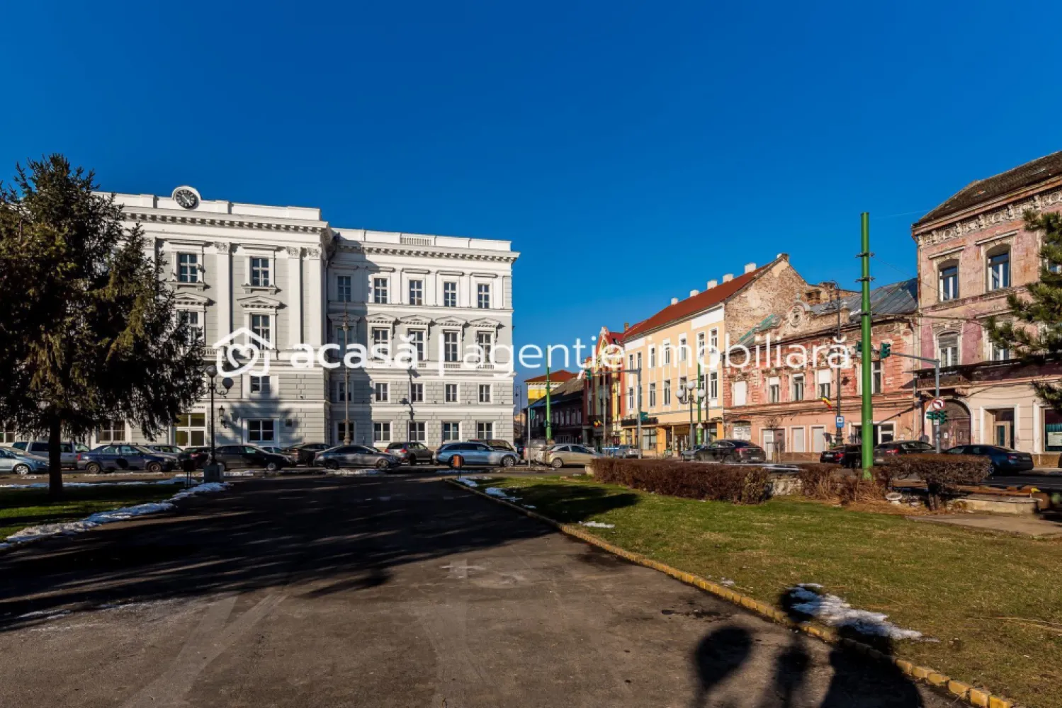 Clădire ultracentrală Arad | lângă Teatru | NU este Monument! - Oportunitate Investiție | Clădire Ultracentrală Arad | Lângă Teatru | NU este Monument! Activ imobiliar care să permite o reconfigurare totală fără restricțiile specifice monumentelor istorice. Această clădire situată în inima Aradului reprezintă pânza albă perfectă pentru un proiect rezidențial de lux, un hub de birouri sau o clinică medicală de prestigiu. Vă prezentăm spre achiziție o proprietate strategică, situată ultracentral, lângă Teatrul de Stat din Arad – o zonă cu trafic pietonal intens și vizibilitate maximă. Această clădire este ideală pentru dezvoltatorii care doresc să creeze un proiect reprezentativ, beneficiind de un teren generos și de o structură versatilă. Date-cheie pentru Investitori: Flexibilitate urbanistică: clădirea NU este încadrată ca monument istoric, oferind un proces de autorizare mult mai rapid și simplu. Suprafață teren: 1.418 mp (unul dintre cele mai mari terenuri disponibile în zona zero). Structură: parter cu spații comerciale (vitrine la stradă) + Etaj. Acces auto facil în curtea interioară spațioasă. Necesită renovare completă – avantajul de a implementa de la zero standarde moderne (Smart Home, eficiență energetică, compartimentare open-space). Potențial de extindere (opțiune strategică): Există posibilitatea de a achiziționa o parcelă alipită de 439 mp cu acces separat din strada Unirii. Această adiție crește semnificativ valoarea proiectului prin asigurarea unui flux dublu de acces și spațiu suplimentar de dezvoltare. Destinații recomandate: Rezidențial premium: apartamente de tip loft sau regim hotelier de lux. Business: hub de birouri, sediu de bancă sau reprezentanță corporativă. Medical/Educațional: clinică privată, centru de diagnostic sau instituție de învățământ. Retail & Leisure: restaurant gourmet, spații comerciale de tip boutique. Detalii financiare: Preț: 720.000 € | Comision 0% pentru cumpărător Proprietatea reprezintă o investiție sigură, într-o locație unde valoarea terenului și a spațiului construit este într-o continuă creștere. 📞 Pentru detalii tehnice, planuri și vizionări: Sebastian Nica – 0722 252 639