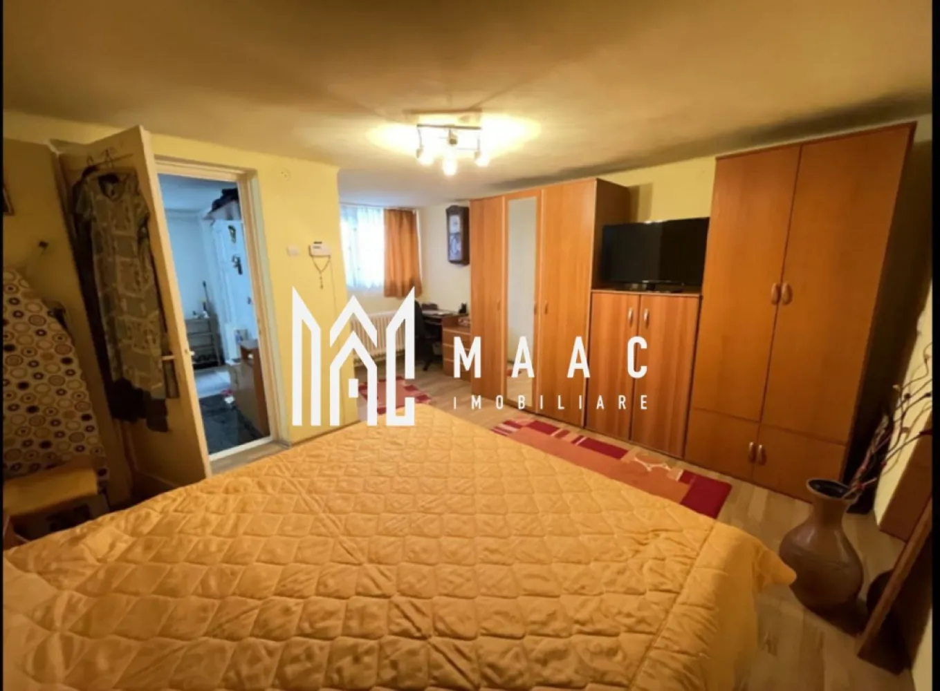 Apartament la casa I 2 camere decomandate I Lazaret - MAAC Imobiliare va prezinta un apartament la casa, demisol înalt, 2 camere decomandate cu o suprafață utila de 67 mp, Zona Lazaret. Compartimentare : Living generos, bucătărie închisă, dormitor, baie cu cada, hol. Curte comuna . Vecini liniștiți. Utilități si dotări: Bucătărie: mobilata, utilata Mobilat: complet, Utilități: curent electric, apa, canalizare, cablu TV, fibra optica Izolație: exterior izolat termic Contorizare: apometre, contor de gaz, contor curent electric Supraveghere Video Nu se accepta animale de companie ! Ideal pentru o familie sau cuplu, zona liniștită, aproape de magazine alimentare si stații de transport in comun. Se închiriază pe minim 12 luni si se percepe garanție in cuantumul unei chirii lunare. Pentru mai multe detalii sau vizionari menționați ID: CP2659123 }}