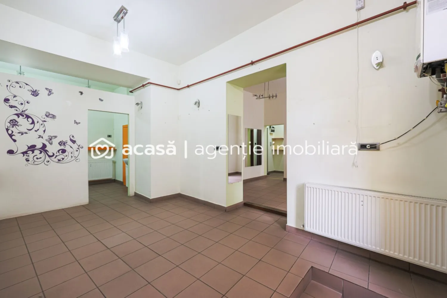 Spațiu comercial strada Episcopiei nr 1, Pregătit pt afacerea ta! - Vă propun spre achiziție un spațiu comercial într-o locație cu vad intens și accesibilitate maximă?

Suprafața interioara a spațiului este de cca. 75 mp utili, situat la doar câțiva pași de Bulevardul Revoluției, Primaria Arad, una dintre cele mai circulate și apreciate zone ale orașului. 
Locația oferă acces direct din stradă, ideal pentru atragerea clienților cât și acces secundar din curtea imobilului.

Spațiul este amenajat pentru a funcționa ca salon de înfrumusețare, având branșamente la apă și scurgere, dar se poate adapta ușor pentru: magazin, cabinet medical, birou sau reprezentanță. 

Vizibilitatea excelentă și fluxul constant de pietoni și mașini transformă acest imobil într-o investiție sigură și profitabilă.

Nu rata ocazia de a-ți dezvolta afacerea într-un spațiu central, cu vad garantat!
📞 Contactează-mă telefonic Andrei Caracioni, 0757 662 907 pentru detalii și programarea unei vizionări.

Nu dispui de toată suma? Te ajutăm noi gratuit! Îți obținem oferte de la 16 bănci.

Ai o proprietate de vânzare în Arad și vrei să știi cât valorează cu adevărat?
Sună-mă pentru o evaluare gratuită, fără obligații.

Birou: ACASĂ | Agenție imobiliară Arad
Bulevardul Decebal 2, Arad 310133

Cod proprietaate: CP2674396