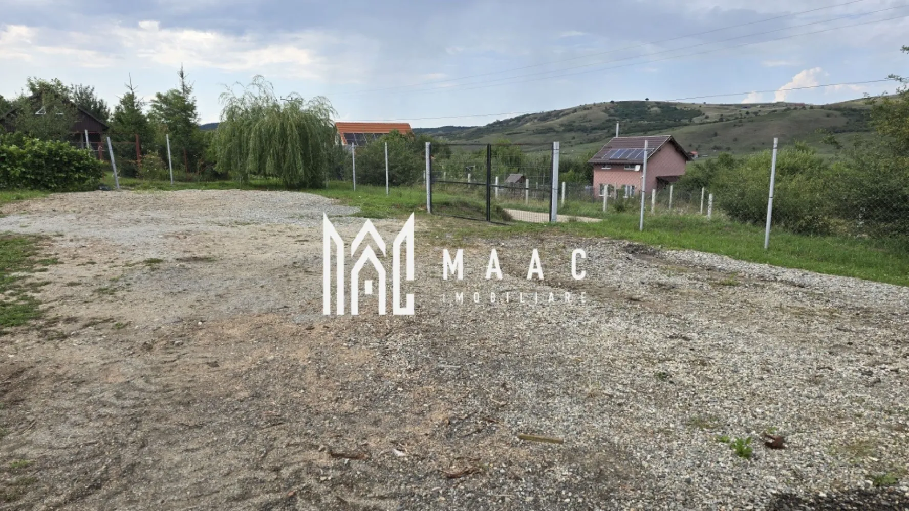 Teren Intravilan | 670 Mp | Daia - MACC Imobiliare vă oferă spre vânzare un teren intravilan situat într-o zonă deosebită, în Daia, comuna Roșia, la doar 15 minute de Sibiu. -Suprafață teren: 670 mp - Dimensiuni: 27,2 m x 24 m - Acces: la două drumuri - Împrejmuit, cu poartă de acces de 5 metri Amenajări existente: -Aproximativ 30 de pomi fructiferi (diverse soiuri, cu vârsta de 4–5 ani) -Viță de vie plantată pe două laturi ale terenului - Zona: liniștită, cu case și cabane construite în apropiere - Priveliște superbă, într-o zonă în continuă dezvoltare Acest teren este ideal pentru construirea unei case de vacanță sau a unei locuințe permanente, într-un cadru natural relaxant, dar cu acces facil către Sibiu. Pentru mai multe detalii, te rugăm să ne contactezi, menționând ID:CP2658173 }}