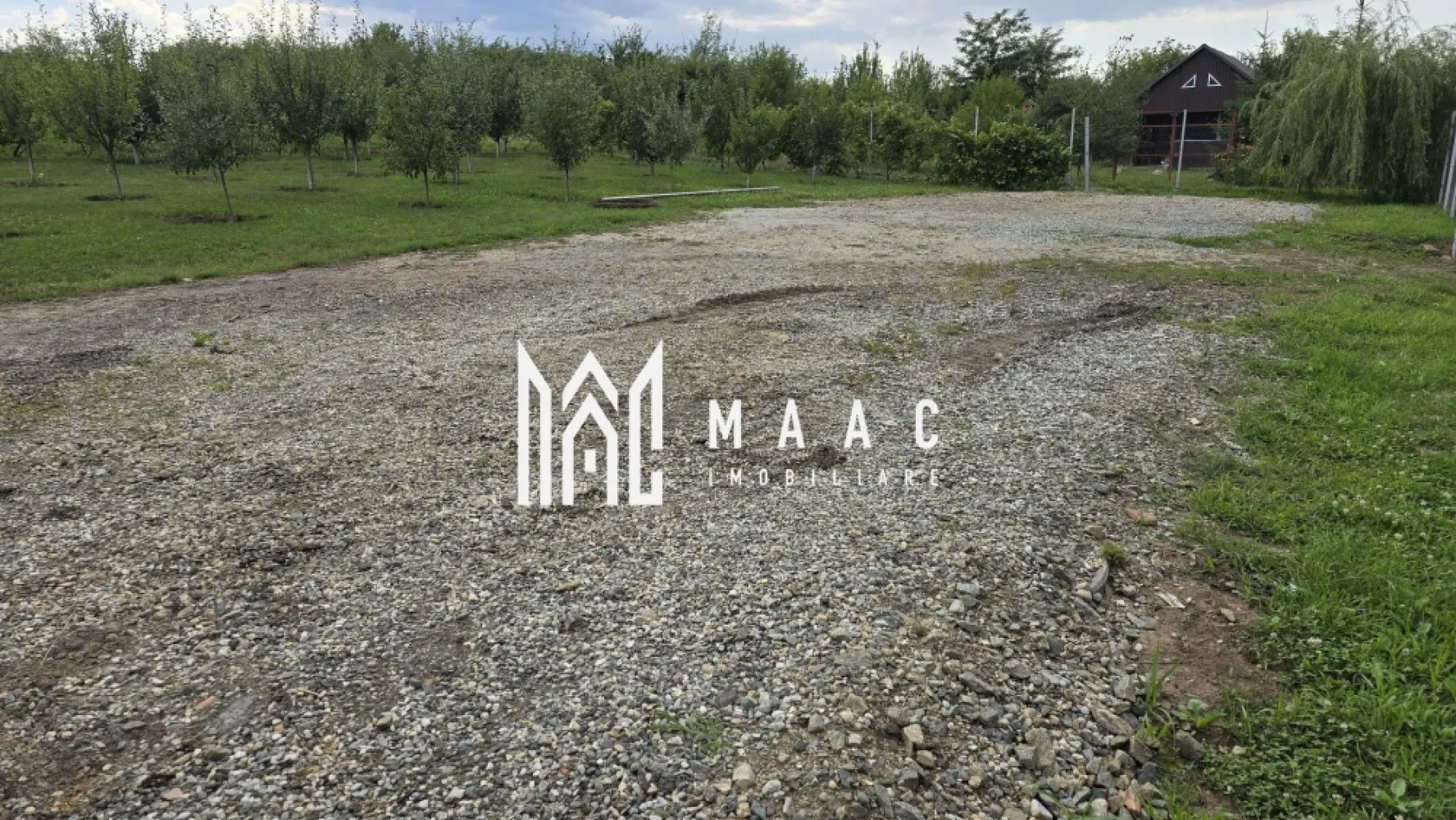 Teren Intravilan | 670 Mp | Daia - MACC Imobiliare vă oferă spre vânzare un teren intravilan situat într-o zonă deosebită, în Daia, comuna Roșia, la doar 15 minute de Sibiu. -Suprafață teren: 670 mp - Dimensiuni: 27,2 m x 24 m - Acces: la două drumuri - Împrejmuit, cu poartă de acces de 5 metri Amenajări existente: -Aproximativ 30 de pomi fructiferi (diverse soiuri, cu vârsta de 4–5 ani) -Viță de vie plantată pe două laturi ale terenului - Zona: liniștită, cu case și cabane construite în apropiere - Priveliște superbă, într-o zonă în continuă dezvoltare Acest teren este ideal pentru construirea unei case de vacanță sau a unei locuințe permanente, într-un cadru natural relaxant, dar cu acces facil către Sibiu. Pentru mai multe detalii, te rugăm să ne contactezi, menționând ID:CP2658173 }}