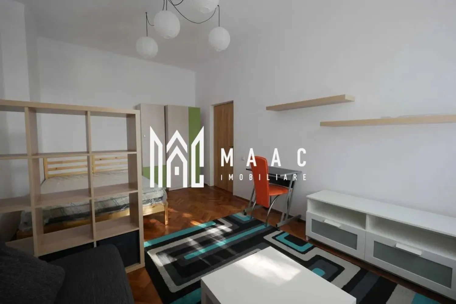 Apartament 1 camera | Etaj 1 | Decomandat | Piata Aurel Vlaicu - Maac Imobiliare prezintă spre închiriere un apartament cu o camera situat in zona Piata Aurel Vlaicu. Suprafață utilă: 28 mp cu o ompartimentare complet decomandată, alcătuită din: Hol de acces Cameră spațioasă (living + dormitor) Bucătărie separată Baie Debara pentru depozitare Este situat la etajul 1 din 2 Poziționare pe mijlocul clădirii – eficiență termică Orientare Vestică – lumină naturală după-amiaza Pretabilă atat pentru locuit cat si pentru desfasurarea unor activitati: cabinet medical, cabinet de avocatură, spațiu de birou / consultanță Clădirea găzduiește deja: ✔ Cabinete de avocatură ✔ Sediu CAR ✔ Alte activități profesionale Locație excelentă – foarte centrală cu acces rapid la bănci, magazine duverse, Trans Agape, farmacii, Facultatea de Drept, Școala Nicolae Iorga Nr. 6, Parcul Sub Arini, Facultatea de Științe Economice Acces facil la transport public – Linii Tursib: 1, 11, 12, 13, 14, 15, 111 Se preda mobilata si utilata la fel ca in poze. Disponibil incepand cu data de 16.08.2025. Pentru mai multe detalii sau pentru a programa o vizionare vă rugăm să ne contactați specificând ID: CP2657193 }}
