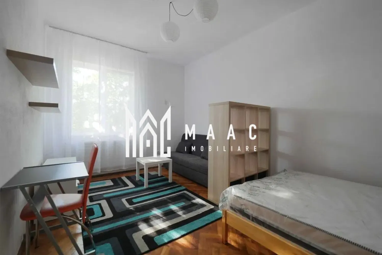 Apartament 1 camera | Etaj 1 | Decomandat | Piata Aurel Vlaicu - Maac Imobiliare prezintă spre închiriere un apartament cu o camera situat in zona Piata Aurel Vlaicu. Suprafață utilă: 28 mp cu o ompartimentare complet decomandată, alcătuită din: Hol de acces Cameră spațioasă (living + dormitor) Bucătărie separată Baie Debara pentru depozitare Este situat la etajul 1 din 2 Poziționare pe mijlocul clădirii – eficiență termică Orientare Vestică – lumină naturală după-amiaza Pretabilă atat pentru locuit cat si pentru desfasurarea unor activitati: cabinet medical, cabinet de avocatură, spațiu de birou / consultanță Clădirea găzduiește deja: ✔ Cabinete de avocatură ✔ Sediu CAR ✔ Alte activități profesionale Locație excelentă – foarte centrală cu acces rapid la bănci, magazine duverse, Trans Agape, farmacii, Facultatea de Drept, Școala Nicolae Iorga Nr. 6, Parcul Sub Arini, Facultatea de Științe Economice Acces facil la transport public – Linii Tursib: 1, 11, 12, 13, 14, 15, 111 Se preda mobilata si utilata la fel ca in poze. Disponibil incepand cu data de 16.08.2025. Pentru mai multe detalii sau pentru a programa o vizionare vă rugăm să ne contactați specificând ID: CP2657193 }}