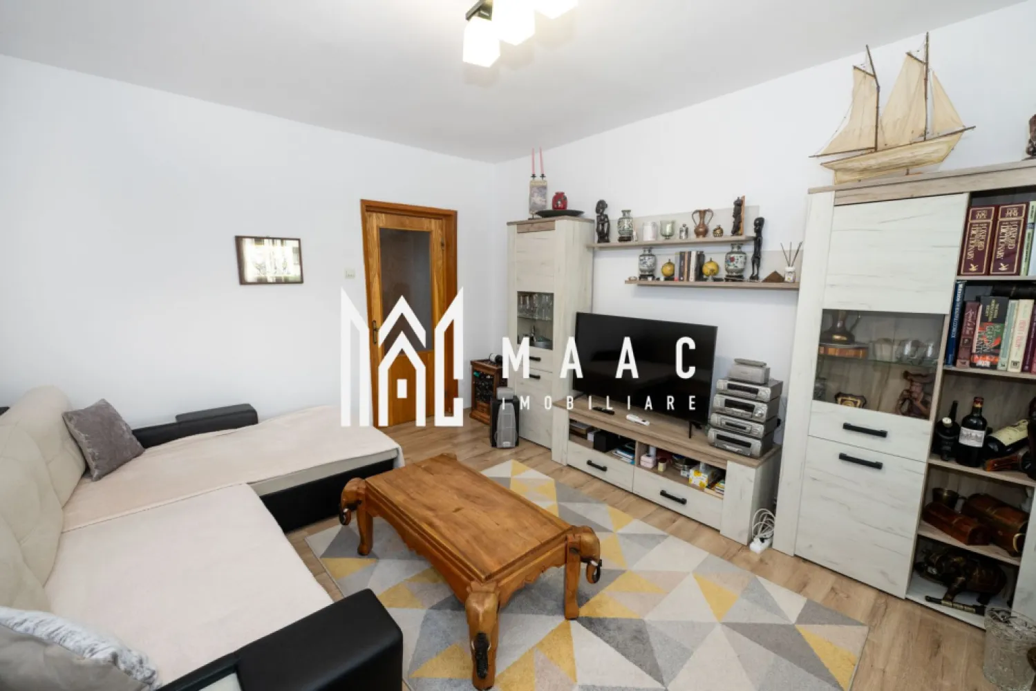 Apartament 4 camere | Hanul Haiducilor | 76MP - Apartament spațios cu 4 camere, renovat , în zona Hanul Haiducilor - Râmnicu Vâlcea | 4 Camere | 76MP Boom Imobiliare vă prezintă un apartament deosebit cu 4 camere, situat în zona Nord, in zona hanul Haiducilor, într-un bloc la etajul 4/4 cu hidroizolatie refacuta. Acesta a fost renovat și este pregătit să își întâmpine noii proprietari. Caracteristici principale: Compartimentare decomandată: 1 living generos, 3 dormitoare, bucătărie, o baie cu geam, hol, spații de depozitare, balcon închis. Cu posibilitatea celei de a 2-a bai. Confort sporit: Încălzire asigurată prin centrală termică proprie, iar in apartament regasim si 2 unitati de aer conditionat. Avantaje suplimentare: -Instalatie electrica si sanitara noua ( cupru) -Bucatarie moderna realizata pe comanda, mobilata si utilata complet -Amplasarea excelentă oferă acces facil la principalele puncte de interes din zonă. -Compartimentare ideala -Acoperisul blocului a fost refacut recent -Masina de spalat si frigider -2 debarale cu posibilitatea celei de a 2-a bai -Dormitoare si camere mobilate Proprietarii au achizitionat pentru amenajarea baii cabina de dus si corpuri de mobilier care nu au fost montate, dar vor ramane in apartament Dacă îți dorești un apartament gata de locuit, modern și cu o priveliște deosebită, contactează-ne pentru mai multe detalii sau pentru a programa o vizionare! MAAC Imobiliare vine in sprijinul dumnevoastra cu : - Consultanta imobiliara - Consiliere juridica - Indrumare financiara - Atentie, respect si corectitudine id- CP2777143 }}