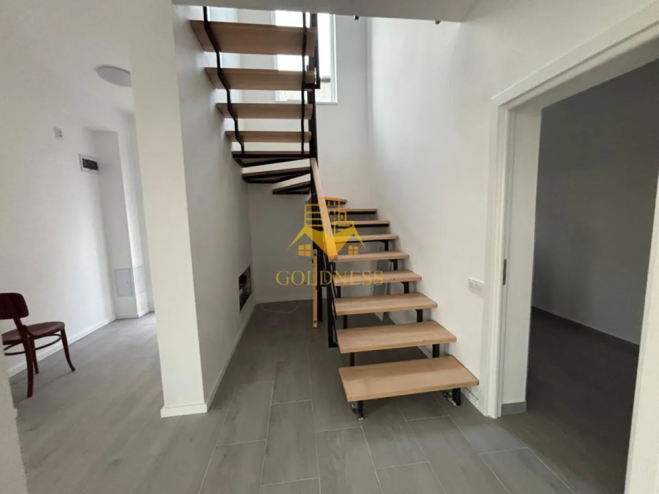 Casa moderna, prima inchiriere, 600 mp teren, curte, parcare, Dezmir - GOLDNESS Imobiliare vă propune spre închiriere o casa moderna cu 4 camere, parțial mobilata și utilata, regim P+1.

Dispune de 2 locuri de parcare!

Se află în apropierea stațiilor de transport în comun, magazine, restaurante, spații verzi, farmacii, etc.

Această proprietate este compartimentată astfel:

Parter:

- living cu bucatarie open space complet utilată și mobilată, canapea extensibilă, loc de servit masa

Etaj:

- 3 dormitoare spațioase, 2 băi cu cabina de dus respectiv cadă, calorifer port prosop și dulap pentru depozitare.
- balcon

- Terasa si curte.
Imobilul este dotat cu toate cele necesare- centrală proprie, încălzirea făcându-se prin pardoseală, frigider, aragaz, hotă, mașină de spălat haine, mașină de spălat vase etc.

Dacă sunteți interesați de acest apartament și doriți să îl vizionați, dar și pentru alte oferte nu ezitați să ne contactați telefonic sau prin e-mail. Vă stăm la dispoziție!

Pentru intermediere se percepe un comision de 50% din prețul chiriei!