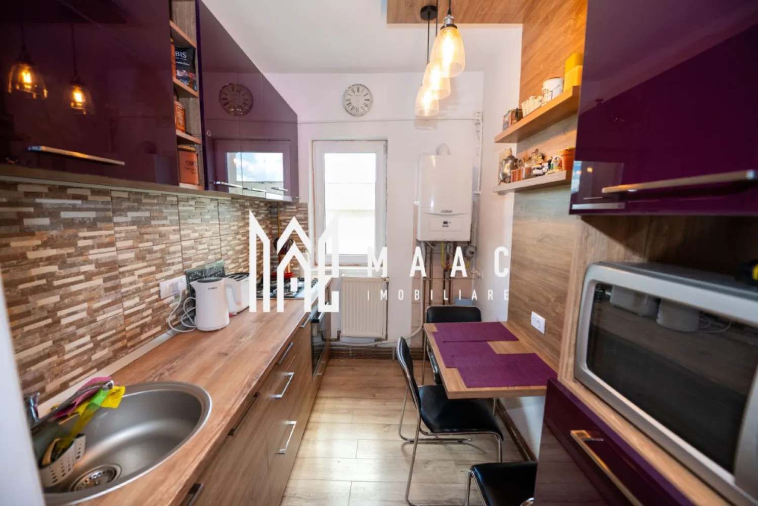 Apartament 4 camere | Hanul Haiducilor | 76MP - Apartament spațios cu 4 camere, renovat , în zona Hanul Haiducilor - Râmnicu Vâlcea | 4 Camere | 76MP Boom Imobiliare vă prezintă un apartament deosebit cu 4 camere, situat în zona Nord, in zona hanul Haiducilor, într-un bloc la etajul 4/4 cu hidroizolatie refacuta. Acesta a fost renovat și este pregătit să își întâmpine noii proprietari. Caracteristici principale: Compartimentare decomandată: 1 living generos, 3 dormitoare, bucătărie, o baie cu geam, hol, spații de depozitare, balcon închis. Cu posibilitatea celei de a 2-a bai. Confort sporit: Încălzire asigurată prin centrală termică proprie, iar in apartament regasim si 2 unitati de aer conditionat. Avantaje suplimentare: -Instalatie electrica si sanitara noua ( cupru) -Bucatarie moderna realizata pe comanda, mobilata si utilata complet -Amplasarea excelentă oferă acces facil la principalele puncte de interes din zonă. -Compartimentare ideala -Acoperisul blocului a fost refacut recent -Masina de spalat si frigider -2 debarale cu posibilitatea celei de a 2-a bai -Dormitoare si camere mobilate Proprietarii au achizitionat pentru amenajarea baii cabina de dus si corpuri de mobilier care nu au fost montate, dar vor ramane in apartament Dacă îți dorești un apartament gata de locuit, modern și cu o priveliște deosebită, contactează-ne pentru mai multe detalii sau pentru a programa o vizionare! MAAC Imobiliare vine in sprijinul dumnevoastra cu : - Consultanta imobiliara - Consiliere juridica - Indrumare financiara - Atentie, respect si corectitudine id- CP2777143 }}