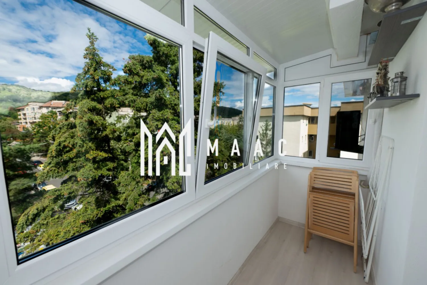 Apartament 4 camere | Hanul Haiducilor | 76MP - Apartament spațios cu 4 camere, renovat , în zona Hanul Haiducilor - Râmnicu Vâlcea | 4 Camere | 76MP Boom Imobiliare vă prezintă un apartament deosebit cu 4 camere, situat în zona Nord, in zona hanul Haiducilor, într-un bloc la etajul 4/4 cu hidroizolatie refacuta. Acesta a fost renovat și este pregătit să își întâmpine noii proprietari. Caracteristici principale: Compartimentare decomandată: 1 living generos, 3 dormitoare, bucătărie, o baie cu geam, hol, spații de depozitare, balcon închis. Cu posibilitatea celei de a 2-a bai. Confort sporit: Încălzire asigurată prin centrală termică proprie, iar in apartament regasim si 2 unitati de aer conditionat. Avantaje suplimentare: -Instalatie electrica si sanitara noua ( cupru) -Bucatarie moderna realizata pe comanda, mobilata si utilata complet -Amplasarea excelentă oferă acces facil la principalele puncte de interes din zonă. -Compartimentare ideala -Acoperisul blocului a fost refacut recent -Masina de spalat si frigider -2 debarale cu posibilitatea celei de a 2-a bai -Dormitoare si camere mobilate Proprietarii au achizitionat pentru amenajarea baii cabina de dus si corpuri de mobilier care nu au fost montate, dar vor ramane in apartament Dacă îți dorești un apartament gata de locuit, modern și cu o priveliște deosebită, contactează-ne pentru mai multe detalii sau pentru a programa o vizionare! MAAC Imobiliare vine in sprijinul dumnevoastra cu : - Consultanta imobiliara - Consiliere juridica - Indrumare financiara - Atentie, respect si corectitudine id- CP2777143 }}