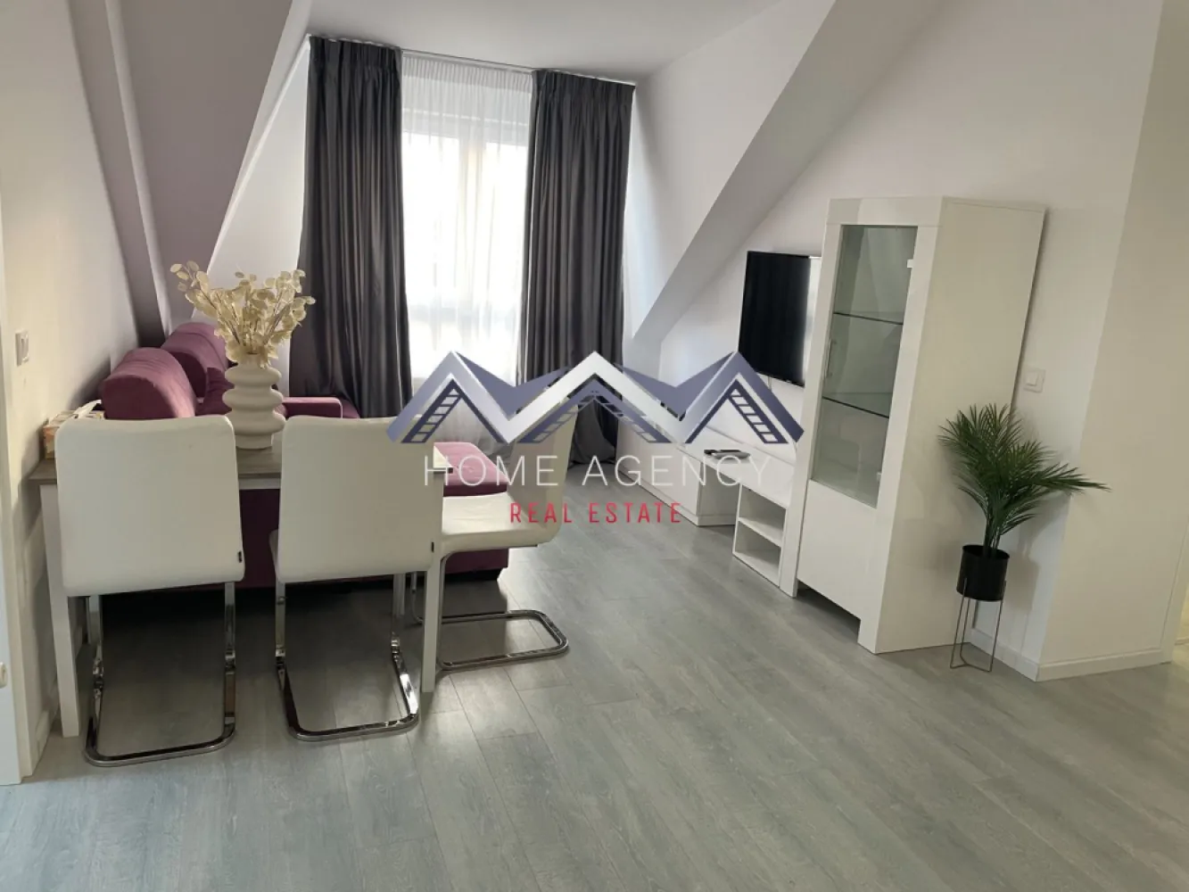 Apartament 3 camere Otopeni - Vă propunem, spre închirere, un apartament cu 3 camere, complet mobilat și utilat, situat la etajul 4/4, într-un bloc nou, cu lift, din Otopeni, cu acces facil către magazine (Lidl și Mega Image la 1 minut de mers pe jos, Penny în proximitate), restaurante, farmacii, stație de autobuz la nici 2 minute de mers pe jos, terenuri de tenis, benzinărie, Aeroport, DN1 etc. Apartamentul este foarte luminos, foarte spațios și foarte bine compartimentat, având un living și un hol foarte generos, o bucătărie închisă, două dormitoare (unul cu acces spre balcon) și două băi (o baie cu cadă și un WC de serviciu). Beneficiază de 1 loc de parcare și de multiple spații de depozitare. Programează-te acum pentru o vizionare! Dacă aveți o proprietate de vânzare/închiriere sau sunteți interesați de o proprietate aflată în portofoliul agenției noastre, vă rugăm să ne contactați la numărul de telefon din anunț sau pe adresa de email contact@homeagency.ro.