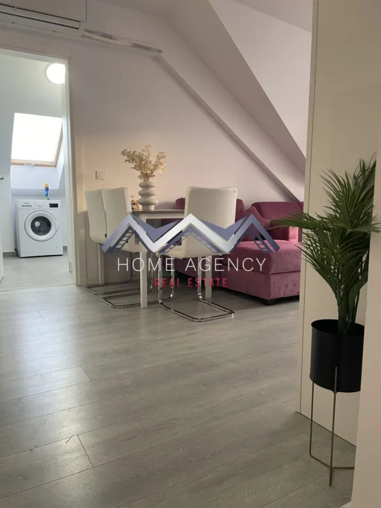 Apartament 3 camere Otopeni - Vă propunem, spre închirere, un apartament cu 3 camere, complet mobilat și utilat, situat la etajul 4/4, într-un bloc nou, cu lift, din Otopeni, cu acces facil către magazine (Lidl și Mega Image la 1 minut de mers pe jos, Penny în proximitate), restaurante, farmacii, stație de autobuz la nici 2 minute de mers pe jos, terenuri de tenis, benzinărie, Aeroport, DN1 etc. Apartamentul este foarte luminos, foarte spațios și foarte bine compartimentat, având un living și un hol foarte generos, o bucătărie închisă, două dormitoare (unul cu acces spre balcon) și două băi (o baie cu cadă și un WC de serviciu). Beneficiază de 1 loc de parcare și de multiple spații de depozitare. Programează-te acum pentru o vizionare! Dacă aveți o proprietate de vânzare/închiriere sau sunteți interesați de o proprietate aflată în portofoliul agenției noastre, vă rugăm să ne contactați la numărul de telefon din anunț sau pe adresa de email contact@homeagency.ro.