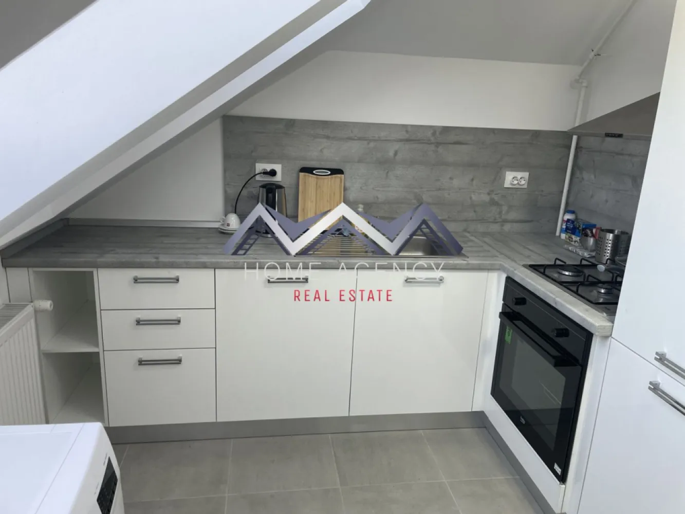 Apartament 3 camere Otopeni - Vă propunem, spre închirere, un apartament cu 3 camere, complet mobilat și utilat, situat la etajul 4/4, într-un bloc nou, cu lift, din Otopeni, cu acces facil către magazine (Lidl și Mega Image la 1 minut de mers pe jos, Penny în proximitate), restaurante, farmacii, stație de autobuz la nici 2 minute de mers pe jos, terenuri de tenis, benzinărie, Aeroport, DN1 etc. Apartamentul este foarte luminos, foarte spațios și foarte bine compartimentat, având un living și un hol foarte generos, o bucătărie închisă, două dormitoare (unul cu acces spre balcon) și două băi (o baie cu cadă și un WC de serviciu). Beneficiază de 1 loc de parcare și de multiple spații de depozitare. Programează-te acum pentru o vizionare! Dacă aveți o proprietate de vânzare/închiriere sau sunteți interesați de o proprietate aflată în portofoliul agenției noastre, vă rugăm să ne contactați la numărul de telefon din anunț sau pe adresa de email contact@homeagency.ro.