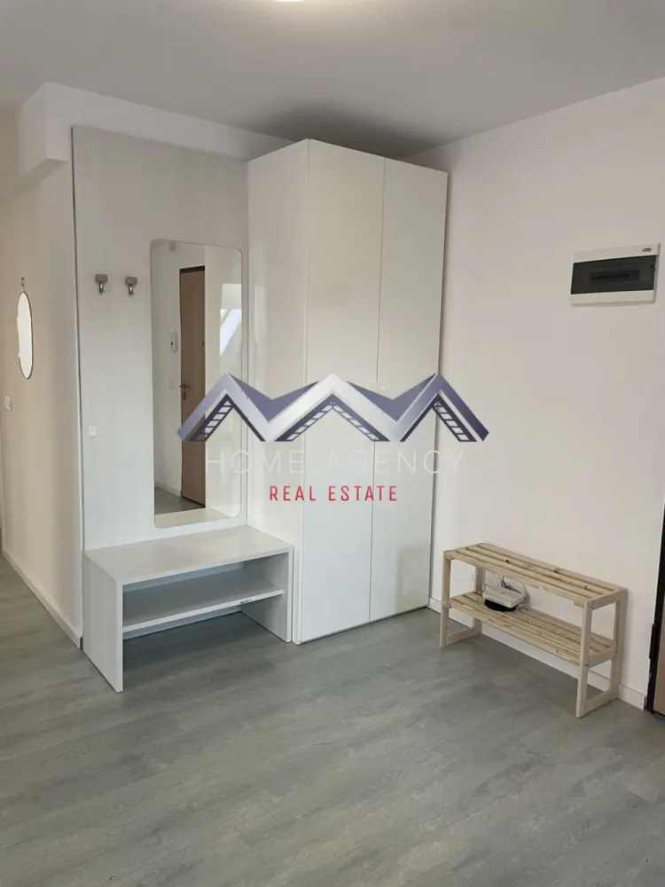 Apartament 3 camere Otopeni - Vă propunem, spre închirere, un apartament cu 3 camere, complet mobilat și utilat, situat la etajul 4/4, într-un bloc nou, cu lift, din Otopeni, cu acces facil către magazine (Lidl și Mega Image la 1 minut de mers pe jos, Penny în proximitate), restaurante, farmacii, stație de autobuz la nici 2 minute de mers pe jos, terenuri de tenis, benzinărie, Aeroport, DN1 etc. Apartamentul este foarte luminos, foarte spațios și foarte bine compartimentat, având un living și un hol foarte generos, o bucătărie închisă, două dormitoare (unul cu acces spre balcon) și două băi (o baie cu cadă și un WC de serviciu). Beneficiază de 1 loc de parcare și de multiple spații de depozitare. Programează-te acum pentru o vizionare! Dacă aveți o proprietate de vânzare/închiriere sau sunteți interesați de o proprietate aflată în portofoliul agenției noastre, vă rugăm să ne contactați la numărul de telefon din anunț sau pe adresa de email contact@homeagency.ro.