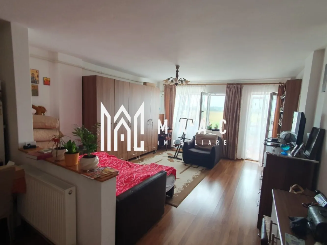 Garsoniera | Decomandată | Etajul 1 | Balcon | Tilisca - MAAC Imobiliare propune spre vânzare o garsonieră spațioasă și complet utilată, situată într-o zonă liniștită și apreciată din Sibiu – cartier Tilișca, la etajul 1 al unui imobil bine întreținut. Garsoniera are o suprafață utilă de 41 mp și este compartimentată eficient: hol la intrare cameră luminoasă bucătărie separată baie cu geam pentru ventilație naturală balcon închis cu termopan cămară amenajată în balcon Se vinde complet mobilată și utilată cu: plită cu inducție cuptor electric cuptor cu microunde frigider centrală termică proprie cu calorifere mașină de spălat haine Este o locuință luminoasă, liniștită și gata de mutat, ideală atât pentru locuire personală, cât și pentru investiție. Facilități în zonă: magazine, supermarketuri, farmacii școli, grădinițe stații de autobuz zone verzi și locuri de parcare disponibile Pentru mai multe detalii sau pentru programarea unei vizionări, vă rugam specificati ID:CP2654733 }}