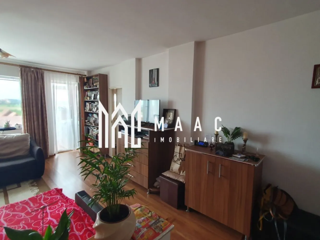 Garsoniera | Decomandată | Etajul 1 | Balcon | Tilisca - MAAC Imobiliare propune spre vânzare o garsonieră spațioasă și complet utilată, situată într-o zonă liniștită și apreciată din Sibiu – cartier Tilișca, la etajul 1 al unui imobil bine întreținut. Garsoniera are o suprafață utilă de 41 mp și este compartimentată eficient: hol la intrare cameră luminoasă bucătărie separată baie cu geam pentru ventilație naturală balcon închis cu termopan cămară amenajată în balcon Se vinde complet mobilată și utilată cu: plită cu inducție cuptor electric cuptor cu microunde frigider centrală termică proprie cu calorifere mașină de spălat haine Este o locuință luminoasă, liniștită și gata de mutat, ideală atât pentru locuire personală, cât și pentru investiție. Facilități în zonă: magazine, supermarketuri, farmacii școli, grădinițe stații de autobuz zone verzi și locuri de parcare disponibile Pentru mai multe detalii sau pentru programarea unei vizionări, vă rugam specificati ID:CP2654733 }}