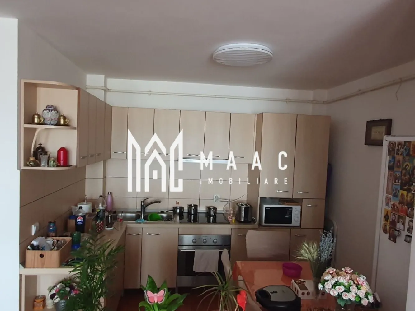 Garsoniera | Decomandată | Etajul 1 | Balcon | Tilisca - MAAC Imobiliare propune spre vânzare o garsonieră spațioasă și complet utilată, situată într-o zonă liniștită și apreciată din Sibiu – cartier Tilișca, la etajul 1 al unui imobil bine întreținut. Garsoniera are o suprafață utilă de 41 mp și este compartimentată eficient: hol la intrare cameră luminoasă bucătărie separată baie cu geam pentru ventilație naturală balcon închis cu termopan cămară amenajată în balcon Se vinde complet mobilată și utilată cu: plită cu inducție cuptor electric cuptor cu microunde frigider centrală termică proprie cu calorifere mașină de spălat haine Este o locuință luminoasă, liniștită și gata de mutat, ideală atât pentru locuire personală, cât și pentru investiție. Facilități în zonă: magazine, supermarketuri, farmacii școli, grădinițe stații de autobuz zone verzi și locuri de parcare disponibile Pentru mai multe detalii sau pentru programarea unei vizionări, vă rugam specificati ID:CP2654733 }}