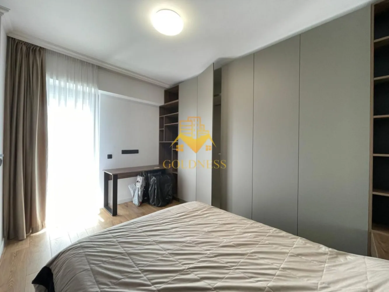 2 Camere decomandate, Parcare, West City, Calea Floresti,Manastur,Vivo - GOLDNESS Imobiliare vă propune spre închiriere un apartament cu 3 camere complet mobilat și utilat, la etajul 20 într-un imobil de 24 etaje, în Cartierul Manastur.
Parcare inclusa!
Se află în apropierea stațiilor de transport în comun, magazine, restaurante, spații verzi, farmacii, etc. 

Apartamentul este compartimentat astfel:
 - dormitor cu pat matrimonial, dressing, noptiere,TV
 - dormitor cu pat matrimonial, dressing, noptiere, Birou
 -bucatarie complet utilată și mobilată, loc de servit masa 
 - baie cu dus walk-in, calorifer port prosop și dulap pentru depozitare.
 - terasa de 12 mp.

Imobilul este dotat cu toate cele necesare- centrală proprie, frigider, aragaz, hotă, mașină de spălat haine, etc. 

Dacă sunteți interesați de acest apartament și doriți să îl vizionați, dar și pentru alte oferte nu ezitați să ne contactați telefonic sau prin e-mail. Vă stăm la dispoziție!
Pentru intermediere se percepe un comision de 50% din prețul chiriei!