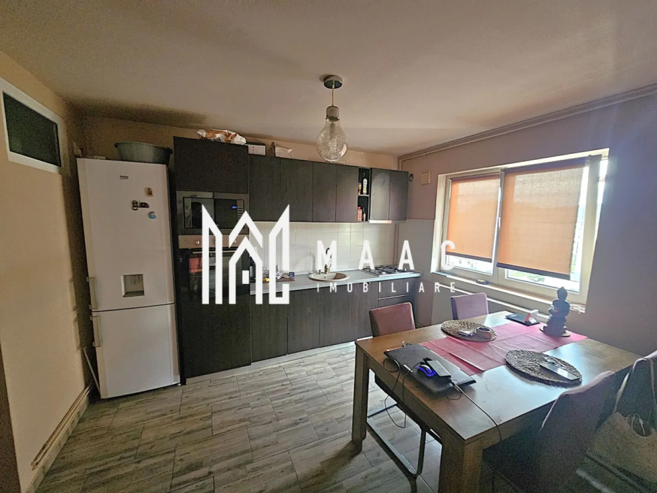 Apartament 3 camere | Decomandat | Mobilat Utilat | Lazaret - MAAC IMOBILIARE vă propune spre vânzare un apartament tip mansardă, cu spații atent optimizate, situat într-un imobil îngrijit, în inima cartierului Lazaret, una dintre cele mai liniștite și accesibile zone rezidențiale ale Sibiului. Suprafața utilă este de 78 mp, iar compartimentarea pe două niveluri oferă funcționalitate și confort. Apartamentul se vinde complet mobilat și utilat, fiind disponibil pentru mutare imediată. Compartimentare: Nivelul inferior: Living spațios, cu zonă de relaxare și lumină naturală abundentă Bucătărie open-space, complet echipată cu electrocasnice funcționale Baie elegantă, cu finisaje moderne Nivelul superior: Două dormitoare luminoase, cu spații de depozitare bine organizate și design aerisit Avantaje și caracteristici: Finisaje moderne și mobilier de calitate Apartament versatil – ideal atât pentru locuit, cât și pentru investiție (închiriere pe termen lung) Acces facil către centrul orașului, școli, magazine, parcuri și mijloace de transport Imobilul este amplasat în cartierul Lazaret, o zonă apreciată pentru accesibilitate, infrastructura dezvoltată și proximitatea față de puncte de interes precum școli, magazine, stații de autobuz și spații verzi. Pentru mai multe detalii precizati telefonic ca ati vazut anuntul cu ID: CP2653674 }}