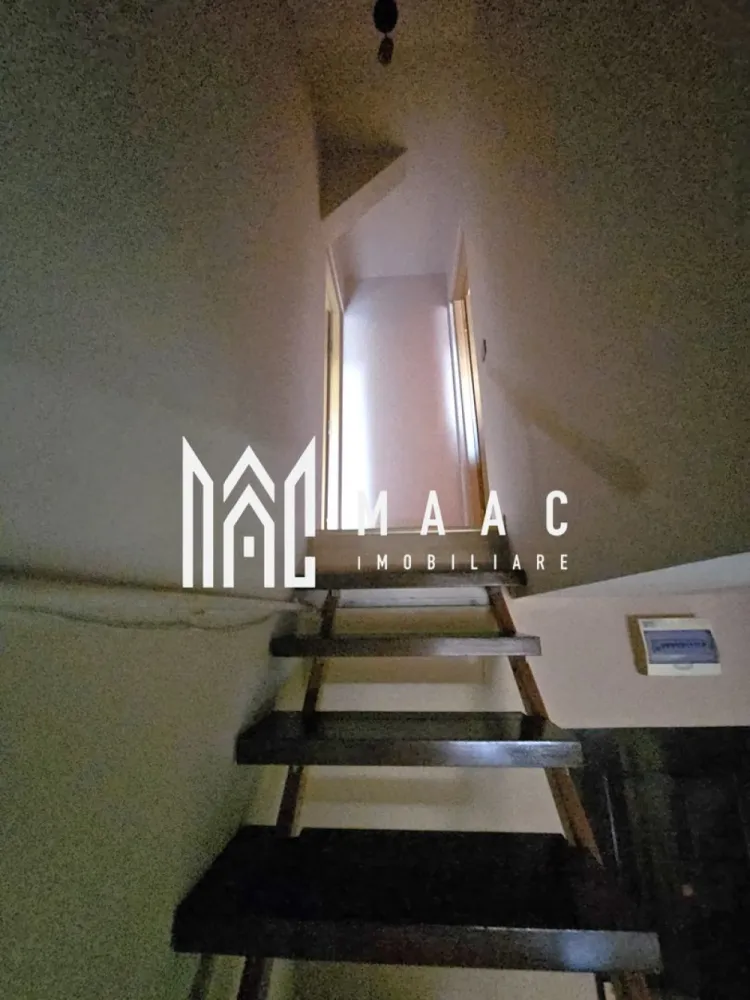 Apartament 3 camere | Decomandat | Mobilat Utilat | Lazaret - MAAC IMOBILIARE vă propune spre vânzare un apartament tip mansardă, cu spații atent optimizate, situat într-un imobil îngrijit, în inima cartierului Lazaret, una dintre cele mai liniștite și accesibile zone rezidențiale ale Sibiului. Suprafața utilă este de 78 mp, iar compartimentarea pe două niveluri oferă funcționalitate și confort. Apartamentul se vinde complet mobilat și utilat, fiind disponibil pentru mutare imediată. Compartimentare: Nivelul inferior: Living spațios, cu zonă de relaxare și lumină naturală abundentă Bucătărie open-space, complet echipată cu electrocasnice funcționale Baie elegantă, cu finisaje moderne Nivelul superior: Două dormitoare luminoase, cu spații de depozitare bine organizate și design aerisit Avantaje și caracteristici: Finisaje moderne și mobilier de calitate Apartament versatil – ideal atât pentru locuit, cât și pentru investiție (închiriere pe termen lung) Acces facil către centrul orașului, școli, magazine, parcuri și mijloace de transport Imobilul este amplasat în cartierul Lazaret, o zonă apreciată pentru accesibilitate, infrastructura dezvoltată și proximitatea față de puncte de interes precum școli, magazine, stații de autobuz și spații verzi. Pentru mai multe detalii precizati telefonic ca ati vazut anuntul cu ID: CP2653674 }}