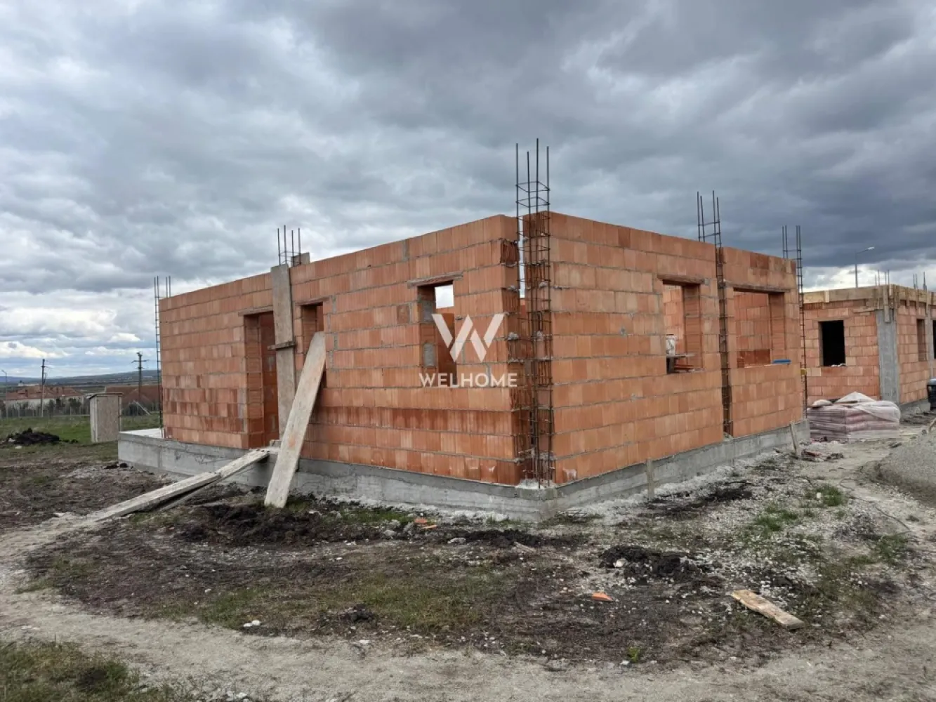 Casă individuală nouă, Șura Mică, Sibiu - Casa individuala situata in Sura Mica, intr-o zona linistita de case, ferita de trafic dar totusi cu acces rapid catre Sibiu. Suprafață utilă: 120 mp+ pod 50mp Teren total: 380 mp Curte liberă: aprox. 280 mp Stadiu de predare: gri avansat (cu glet aplicat) Încălzire în pardoseală Compartimentare: Parter: living spațios (~30 mp), bucătărie separată, baie, cămară / spațiu de depozitare, hol,terasă generoasă (~19 mp) Etaj: Hol de acces,3 dormitoare luminoase,2 băi Pod amenajabil: ~50 mp Preț: 197.000 € (TVA inclus 21%) Stadiu de predare: gri avansat (cu glet aplicat) interior, la cheie exterior; Termen de predare: decembrie 2026 Detalii si vizionari: 0752.088.381- Roxana