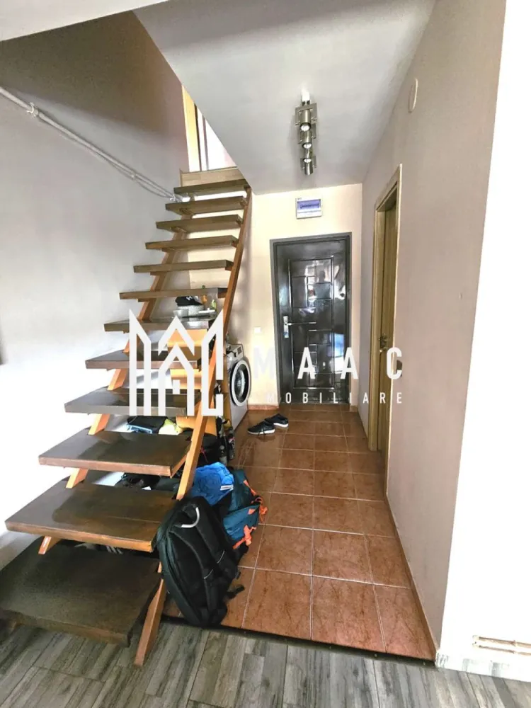 Apartament 3 camere | Decomandat | Mobilat Utilat | Lazaret - MAAC IMOBILIARE vă propune spre vânzare un apartament tip mansardă, cu spații atent optimizate, situat într-un imobil îngrijit, în inima cartierului Lazaret, una dintre cele mai liniștite și accesibile zone rezidențiale ale Sibiului. Suprafața utilă este de 78 mp, iar compartimentarea pe două niveluri oferă funcționalitate și confort. Apartamentul se vinde complet mobilat și utilat, fiind disponibil pentru mutare imediată. Compartimentare: Nivelul inferior: Living spațios, cu zonă de relaxare și lumină naturală abundentă Bucătărie open-space, complet echipată cu electrocasnice funcționale Baie elegantă, cu finisaje moderne Nivelul superior: Două dormitoare luminoase, cu spații de depozitare bine organizate și design aerisit Avantaje și caracteristici: Finisaje moderne și mobilier de calitate Apartament versatil – ideal atât pentru locuit, cât și pentru investiție (închiriere pe termen lung) Acces facil către centrul orașului, școli, magazine, parcuri și mijloace de transport Imobilul este amplasat în cartierul Lazaret, o zonă apreciată pentru accesibilitate, infrastructura dezvoltată și proximitatea față de puncte de interes precum școli, magazine, stații de autobuz și spații verzi. Pentru mai multe detalii precizati telefonic ca ati vazut anuntul cu ID: CP2653674 }}