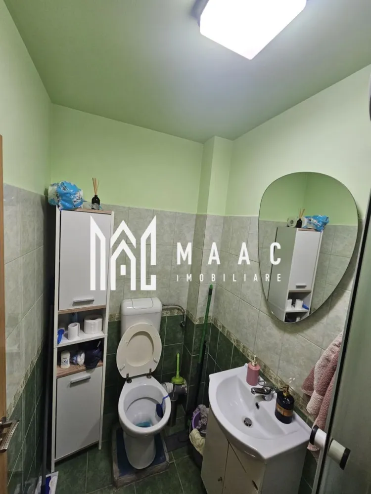 Apartament 3 camere | Decomandat | Mobilat Utilat | Lazaret - MAAC IMOBILIARE vă propune spre vânzare un apartament tip mansardă, cu spații atent optimizate, situat într-un imobil îngrijit, în inima cartierului Lazaret, una dintre cele mai liniștite și accesibile zone rezidențiale ale Sibiului. Suprafața utilă este de 78 mp, iar compartimentarea pe două niveluri oferă funcționalitate și confort. Apartamentul se vinde complet mobilat și utilat, fiind disponibil pentru mutare imediată. Compartimentare: Nivelul inferior: Living spațios, cu zonă de relaxare și lumină naturală abundentă Bucătărie open-space, complet echipată cu electrocasnice funcționale Baie elegantă, cu finisaje moderne Nivelul superior: Două dormitoare luminoase, cu spații de depozitare bine organizate și design aerisit Avantaje și caracteristici: Finisaje moderne și mobilier de calitate Apartament versatil – ideal atât pentru locuit, cât și pentru investiție (închiriere pe termen lung) Acces facil către centrul orașului, școli, magazine, parcuri și mijloace de transport Imobilul este amplasat în cartierul Lazaret, o zonă apreciată pentru accesibilitate, infrastructura dezvoltată și proximitatea față de puncte de interes precum școli, magazine, stații de autobuz și spații verzi. Pentru mai multe detalii precizati telefonic ca ati vazut anuntul cu ID: CP2653674 }}