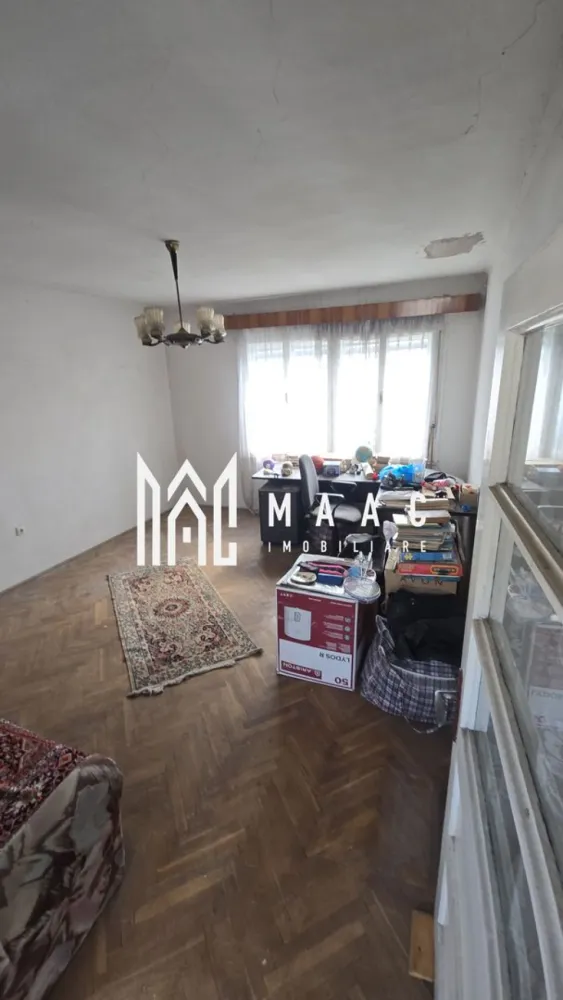 Casa individuala | 5 camere | 850 mp teren | Zona Binderbubi - MAAC IMOBILIARE vă propune spre vânzare o proprietate construită în 1972. Imobilul solid, cu 5 camere, este pozitionat intr-unul din cele mai apreciate cartiere din Medias, respectiv Binderbubi, o zona rezidentiala, linistita, de case. Are o compartimentare pe două niveluri ce oferă funcționalitate și confort: - Parter: 2 camere, 1 baie, 1 bucatarie (si camara ), hol care precede intrarea in imobil. Holul separa si cele 2 intrari din casa ( 1 intrare in bucatarie, 1 intrare in camera de zi) cu o usa glisanta din sticla care la randul ei are 2 cai de acces. Tot din hol se face si intrarea in pivnita - Etaj: 3 camere, baie, balcon. Accesul se realizeaza separat de nivelul inferior, din curte, printr-un hol cu scari de beton. In capatul holului gasim o camera individuala separata de restul celor de sus pregatita sa fie transformata fie intr-un dormitor, un birou sau intr-un alt spatiu functional. Casa, fiind nelocuita timp de mai bine de 12 ani, pastreaza finisajele vechi dar se impune a fi renovata. Partial mobilata, are parchet laminat la nivelul inferior si parchet din lemn masiv la nivelul superior, gresie si faianta in bai si mozaic in holuri. Incalzirea se face prin sobe de teracota pe gaz individuale in fiecare camera. In exterior, pe suprafata terenului gasim un garaj acoperit, pregatit cu saht si diferite anexe pentru depozitare. In partea din spate a curtii vita de vie din gradina completeaza peisajul linistit si atractiv iubitorilor de natura si relaxare cu o zona pregatita sa fie amenajata de gratar. Teren total: 850 mp (aproximativ 500 mp liberi) Imobilul are actele in regula si poate fi achizitionat si prin credit. Pentru mai multe detalii precizati telefonic ca ati vazut anuntul cu ID:CP2653088 }}