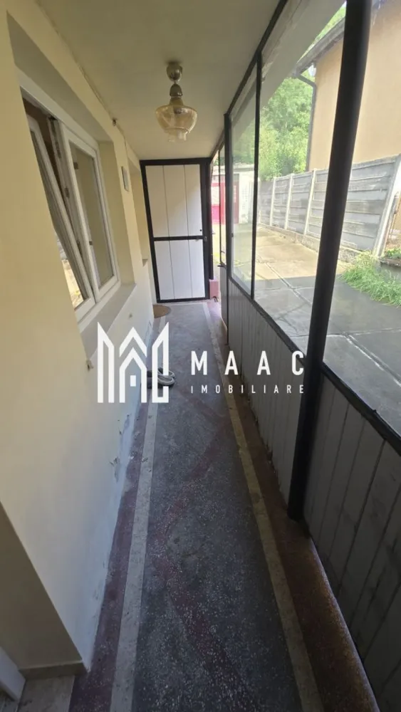 Casa individuala | 5 camere | 850 mp teren | Zona Binderbubi - MAAC IMOBILIARE vă propune spre vânzare o proprietate construită în 1972. Imobilul solid, cu 5 camere, este pozitionat intr-unul din cele mai apreciate cartiere din Medias, respectiv Binderbubi, o zona rezidentiala, linistita, de case. Are o compartimentare pe două niveluri ce oferă funcționalitate și confort: - Parter: 2 camere, 1 baie, 1 bucatarie (si camara ), hol care precede intrarea in imobil. Holul separa si cele 2 intrari din casa ( 1 intrare in bucatarie, 1 intrare in camera de zi) cu o usa glisanta din sticla care la randul ei are 2 cai de acces. Tot din hol se face si intrarea in pivnita - Etaj: 3 camere, baie, balcon. Accesul se realizeaza separat de nivelul inferior, din curte, printr-un hol cu scari de beton. In capatul holului gasim o camera individuala separata de restul celor de sus pregatita sa fie transformata fie intr-un dormitor, un birou sau intr-un alt spatiu functional. Casa, fiind nelocuita timp de mai bine de 12 ani, pastreaza finisajele vechi dar se impune a fi renovata. Partial mobilata, are parchet laminat la nivelul inferior si parchet din lemn masiv la nivelul superior, gresie si faianta in bai si mozaic in holuri. Incalzirea se face prin sobe de teracota pe gaz individuale in fiecare camera. In exterior, pe suprafata terenului gasim un garaj acoperit, pregatit cu saht si diferite anexe pentru depozitare. In partea din spate a curtii vita de vie din gradina completeaza peisajul linistit si atractiv iubitorilor de natura si relaxare cu o zona pregatita sa fie amenajata de gratar. Teren total: 850 mp (aproximativ 500 mp liberi) Imobilul are actele in regula si poate fi achizitionat si prin credit. Pentru mai multe detalii precizati telefonic ca ati vazut anuntul cu ID:CP2653088 }}