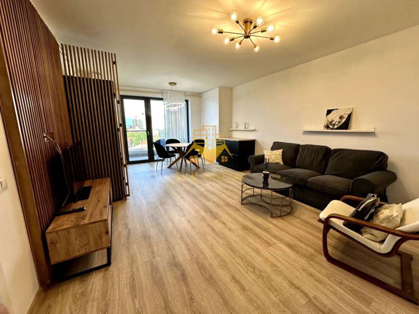 2 camere, Gheorgheni, Constantin Brâncuși, Bloc nou, Mega, BT, Parcare - GOLDNESS Imobiliare vă propune spre închiriere un apartament cu 2 camere complet mobilat și utilat, la etajul 3 într-un imobil de 5 etaje, în Cartierul Gheorgheni.
Dispune de loc de parcare subteran.
Se află în apropierea stațiilor de transport în comun, magazine, restaurante, spații verzi, farmacii, etc. 

Apartamentul este compartimentat astfel:
 - dormitor cu pat matrimonial, dressing, noptiere
 - living cu canapea extensibilă 
 - bucătărie open space complet utilată și mobilată, loc de servit masa 
 - baie cu cabina de dus, calorifer port prosop și dulap pentru depozitare.
 - terasa de 5 mp.

Imobilul este dotat cu toate cele necesare- încălzire în pardoseala, frigider, aragaz, hotă, mașină de spălat haine, etc. 

Dacă sunteți interesați de acest apartament și doriți să îl vizionați, dar și pentru alte oferte nu ezitați să ne contactați telefonic sau prin e-mail. Vă stăm la dispoziție!
Pentru intermediere se percepe un comision de 50% din prețul chiriei!