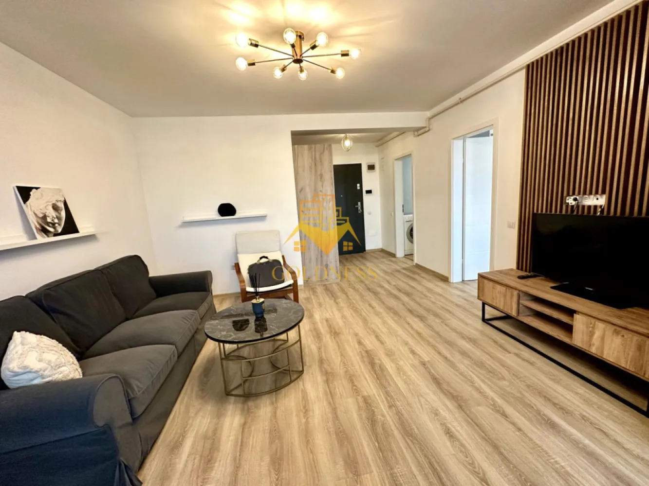 2 camere, Gheorgheni, Constantin Brâncuși, Bloc nou, Mega, BT, Parcare - GOLDNESS Imobiliare vă propune spre închiriere un apartament cu 2 camere complet mobilat și utilat, la etajul 3 într-un imobil de 5 etaje, în Cartierul Gheorgheni.
Dispune de loc de parcare subteran.
Se află în apropierea stațiilor de transport în comun, magazine, restaurante, spații verzi, farmacii, etc. 

Apartamentul este compartimentat astfel:
 - dormitor cu pat matrimonial, dressing, noptiere
 - living cu canapea extensibilă 
 - bucătărie open space complet utilată și mobilată, loc de servit masa 
 - baie cu cabina de dus, calorifer port prosop și dulap pentru depozitare.
 - terasa de 5 mp.

Imobilul este dotat cu toate cele necesare- încălzire în pardoseala, frigider, aragaz, hotă, mașină de spălat haine, etc. 

Dacă sunteți interesați de acest apartament și doriți să îl vizionați, dar și pentru alte oferte nu ezitați să ne contactați telefonic sau prin e-mail. Vă stăm la dispoziție!
Pentru intermediere se percepe un comision de 50% din prețul chiriei!