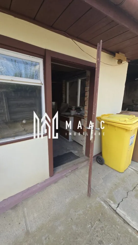 Casa individuala | 5 camere | 850 mp teren | Zona Binderbubi - MAAC IMOBILIARE vă propune spre vânzare o proprietate construită în 1972. Imobilul solid, cu 5 camere, este pozitionat intr-unul din cele mai apreciate cartiere din Medias, respectiv Binderbubi, o zona rezidentiala, linistita, de case. Are o compartimentare pe două niveluri ce oferă funcționalitate și confort: - Parter: 2 camere, 1 baie, 1 bucatarie (si camara ), hol care precede intrarea in imobil. Holul separa si cele 2 intrari din casa ( 1 intrare in bucatarie, 1 intrare in camera de zi) cu o usa glisanta din sticla care la randul ei are 2 cai de acces. Tot din hol se face si intrarea in pivnita - Etaj: 3 camere, baie, balcon. Accesul se realizeaza separat de nivelul inferior, din curte, printr-un hol cu scari de beton. In capatul holului gasim o camera individuala separata de restul celor de sus pregatita sa fie transformata fie intr-un dormitor, un birou sau intr-un alt spatiu functional. Casa, fiind nelocuita timp de mai bine de 12 ani, pastreaza finisajele vechi dar se impune a fi renovata. Partial mobilata, are parchet laminat la nivelul inferior si parchet din lemn masiv la nivelul superior, gresie si faianta in bai si mozaic in holuri. Incalzirea se face prin sobe de teracota pe gaz individuale in fiecare camera. In exterior, pe suprafata terenului gasim un garaj acoperit, pregatit cu saht si diferite anexe pentru depozitare. In partea din spate a curtii vita de vie din gradina completeaza peisajul linistit si atractiv iubitorilor de natura si relaxare cu o zona pregatita sa fie amenajata de gratar. Teren total: 850 mp (aproximativ 500 mp liberi) Imobilul are actele in regula si poate fi achizitionat si prin credit. Pentru mai multe detalii precizati telefonic ca ati vazut anuntul cu ID:CP2653088 }}