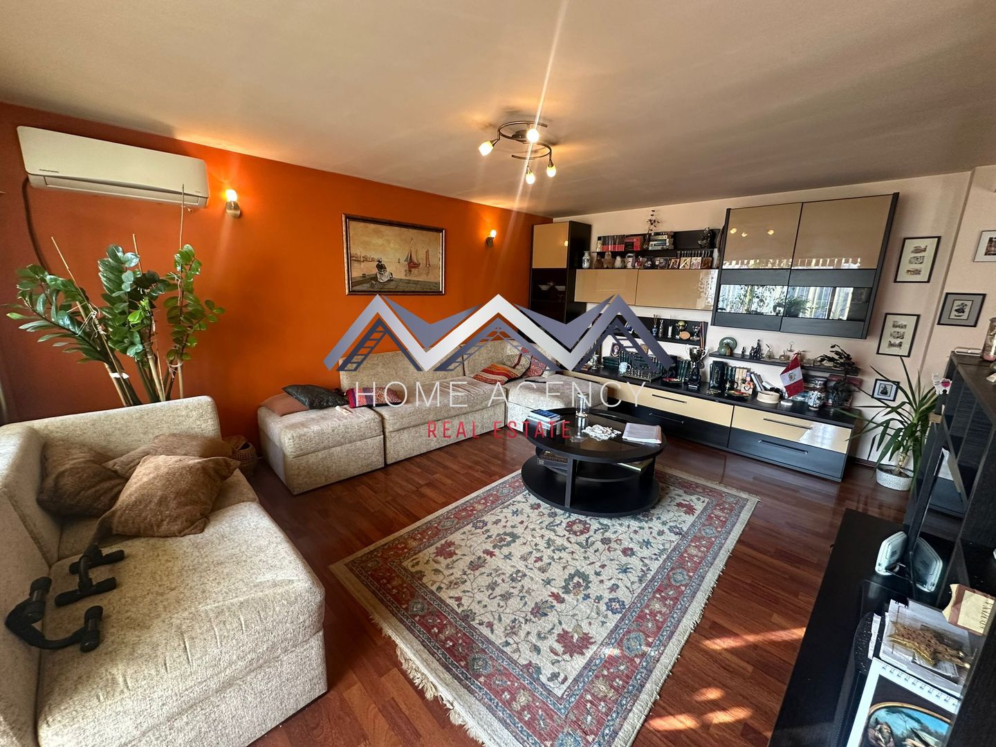 Apartament 4 camere ULTRACENTRAL Otopeni | lângă școală - Vă propunem, spre vânzare, un apartament foarte spațios de 4 camere, decomandat, în suprafață de 91.55 mp utili și două balcoane închise, aflat la etajul 1 al unui bloc cu 3 niveluri, bine întreținut și anvelopat. O locuință ideală pentru familiile care își doresc confort, spațiu și acces rapid la puncte de interes esențiale din zonă. Holul de acces este amplu și bine delimitat, oferind o tranziție plăcută către zona de zi. Bucătăria, retrasă față de living, este bine organizată și oferă posibilitatea de a fi închisă complet, dacă viitorii proprietari își doresc un spațiu separat de gătit. Livingul, luminos și generos, are deschidere către un balcon închis foarte spațios, care poate servi ca zonă de relaxare, birou sau spațiu suplimentar pentru depozitare. Zona de odihnă este inteligent separată de restul locuinței printr-o ușă, asigurând liniște deplină și intimitate. Un hol secundar generos oferă acces către cele trei dormitoare, dintre care unul beneficiază de balcon propriu închis. Baia este luminată natural, fiind dotată cu fereastră și cadă. Clădirea este anvelopată și foarte bine izolată atât la exterior, cât și suplimentar la interior (vată minerală + rigips), ceea ce asigură un confort termic sporit și costuri reduse de întreținere. Scara blocului este curată și întreținută. Localizarea reprezintă un avantaj major: apartamentul se află chiar vizavi de școală - Liceul Teoretic "Ioan Petruș" și câteva minute de mers pe jos de Grădinița Nr. 1 cu program prelungit, 1 minut de mers pe jos de viitoarea stație de metrou, și în imediata apropiere a magazinelor, restaurantelor, pieței, stațiilor de transport în comun și altor facilități esențiale, precum și DN1, Aeroport, Centură etc. O proprietate foarte bine compartimentată, luminoasă și bine proporționată, într-un imobil îngrijit, perfectă pentru o familie care caută un cămin stabil, spațios și bine amplasat în zona ultracentrală a orașului Otopeni. Programează acum o vizionare!
