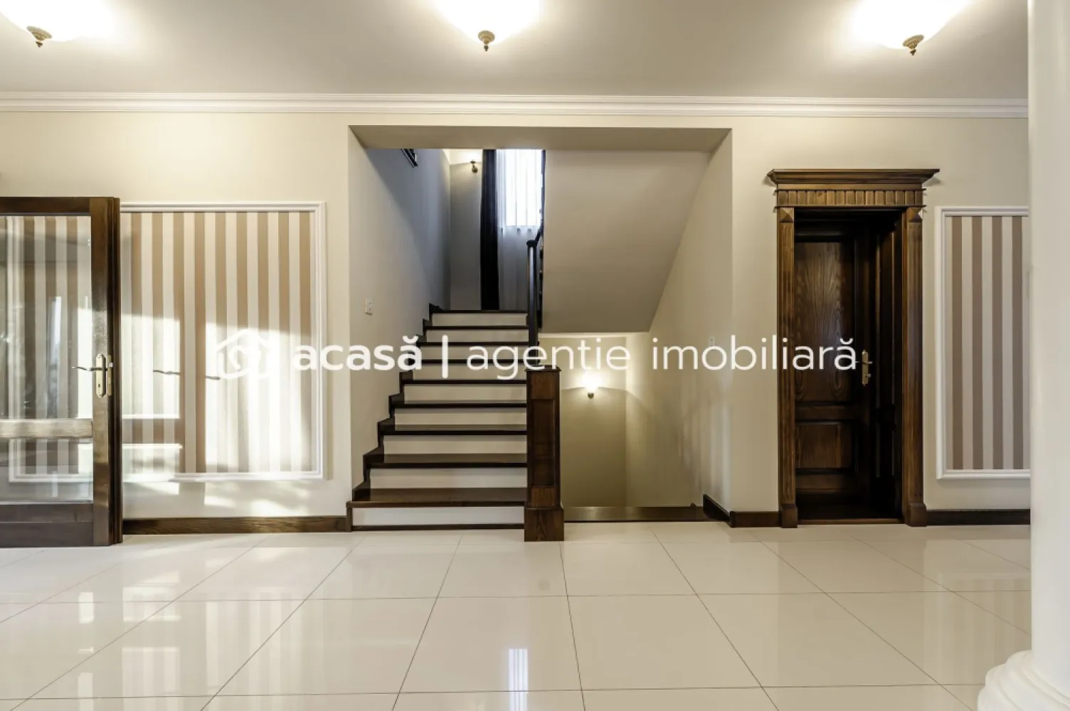 PRET NOU!!! Vilă de Lux în Grădiște - Agenția AcasăArad vă prezintă spre vânzare o casă nouă, frumoasă cu finisaje de excepție și mobilată elegant.
Acest imobil se recomandă clienților pretențioși care caută calitatea finisajelor în combinație cu designul arhitectural elegant și o oază de liniște și relaxare.
Vila este finalizată în 2018, are o suprafață utilă de 430 mp și suprafața totală 750 mp și este compusă din: demisol, parter și etaj. 
Demisol - garaj,hol,cameră tehnică, cămară de alimente, spațiu de depozitare și o bucătărie
Parter - birou, living spațios cu loc de luat masa, bucătărie și baie
Etaj - dormitor matrimonial cu baie și balcon, două dormitoare, baie și dressing
Clasa energetica A
Centrală termică pe gaz și lemne
Incălzire în calorifere
Izolație termică 10 cm
Utilități standard
Această proprietate vă oferă avantajele proximității de centru cu libertatea de a avea un spațiu personal generos , frumos amenajat și plăcut.

Dacă am reușit să vă stârnim interesul sunați acum la:

Telefon - 0742267773 - Andreea Szuchanszki Consultant imobiliar
CP1520695

Nu dispui de toată suma? Te ajutăm noi gratuit! Îți obținem oferte de la 16 bănci.

Ai o proprietate de vânzare în Arad și vrei să știi cât valorează cu adevărat?
Sună-mă pentru o evaluare gratuită, fără obligații.

Birou: ACASĂ | Agenție imobiliară Arad
Bulevardul Decebal 2, Arad 310133