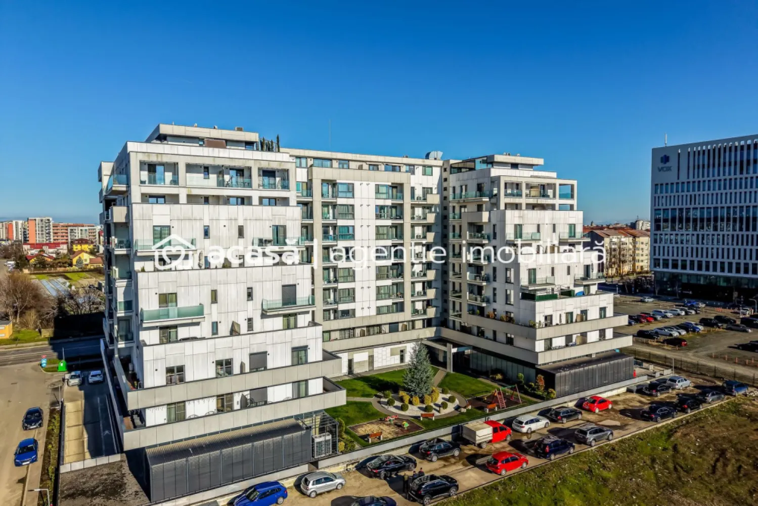 Apartament nou 2 camere Campeador City - Timișoara - Descoperă un apartament luminos și modern, situat la etajul 8 al ansamblului rezidențial Campeador-City Timișoara , un proiect de referință în zona de nord a Timișoarei. Locuința are o suprafață utilă de 53 m², compartimentată eficient și finisată cu materiale premium. Complet mobilat și utilat la cheie, cu mobilier modern și electrocasnice de top – gata de mutare imediată, fără alte investiții. Detalii apartament: 2 camere spațioase și bine organizate 1 baie complet echipată Boxă de depozitare Aer condiționat Loc de parcare propriu subteran – siguranță și funcționalitate. Finisaje premium, design modern și atenție la detalii, Apartament ideal pentru locuire sau investiție, într-o zonă cu cerere ridicată și acces facil la oraș. 📞 Contact: Lucian Marc – 0746 093 329, Consultant Imobiliar 💳 Ai nevoie de credit? Îți pot obține gratuit oferte avantajoase de la 16 bănci.