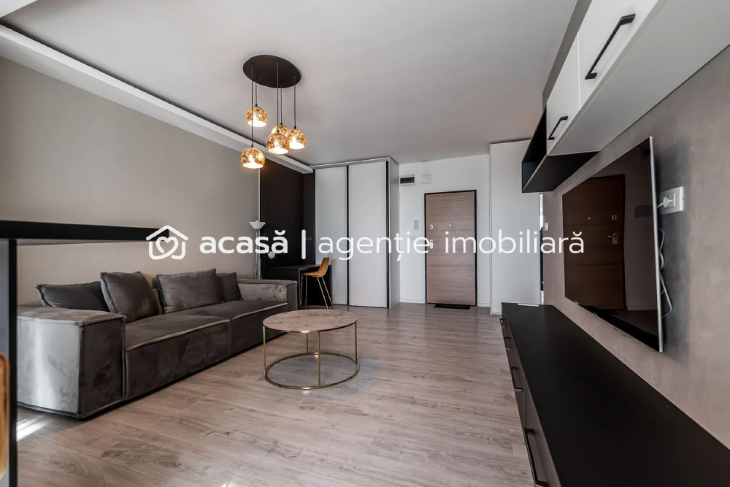 Apartament nou 2 camere Campeador City - Timișoara - Descoperă un apartament luminos și modern, situat la etajul 8 al ansamblului rezidențial Campeador-City Timișoara , un proiect de referință în zona de nord a Timișoarei. Locuința are o suprafață utilă de 53 m², compartimentată eficient și finisată cu materiale premium. Complet mobilat și utilat la cheie, cu mobilier modern și electrocasnice de top – gata de mutare imediată, fără alte investiții. Detalii apartament: 2 camere spațioase și bine organizate 1 baie complet echipată Boxă de depozitare Aer condiționat Loc de parcare propriu subteran – siguranță și funcționalitate. Finisaje premium, design modern și atenție la detalii, Apartament ideal pentru locuire sau investiție, într-o zonă cu cerere ridicată și acces facil la oraș. 📞 Contact: Lucian Marc – 0746 093 329, Consultant Imobiliar 💳 Ai nevoie de credit? Îți pot obține gratuit oferte avantajoase de la 16 bănci.