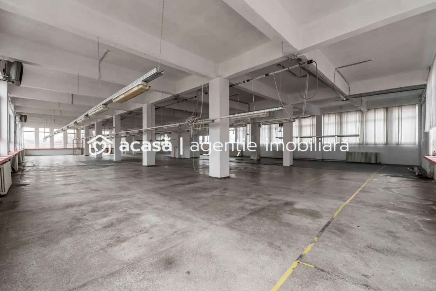 Hala productie si depozitare - Detalii proprietate

* Suprafață construită desfășurată: 1.374 mp
* Tip construcție: Beton/cărămidă
* Locuri de parcare: Disponibile în față, spate și pe lateral, inclusiv parcare acoperită cu pietriș

Utilități și dotări

* Sistem de monitorizare, pază și alarmă
* Curent trifazic, apă, canalizare
* Încălzire pe peleți cu suflante și calorifere
* Rezervor de apă
* Autorizație PSI

Parter 

* Înălțime: 3.2 m (înălțime utilă: 2.9 m)
* Acces: 2 căi pietonale cu uși din termopan, rampă de acces (lățime 2.5 m, înălțime 2.65 m)

Dotări:

* Geamuri termopan
* Scara de acces + lift de marfă (capacitate 1 tonă)
* Grup sanitar
* Bucătărie/sală de mese
* Vestiar
* 2 camere tehnice
* 4 birouri
* Calorifere
* Suflante

Etaj 

* Înălțime: 4.5 m (înălțime utilă: 3.8 m)
Dotări:
* Geamuri termopan
* Calorifere
* Suflante