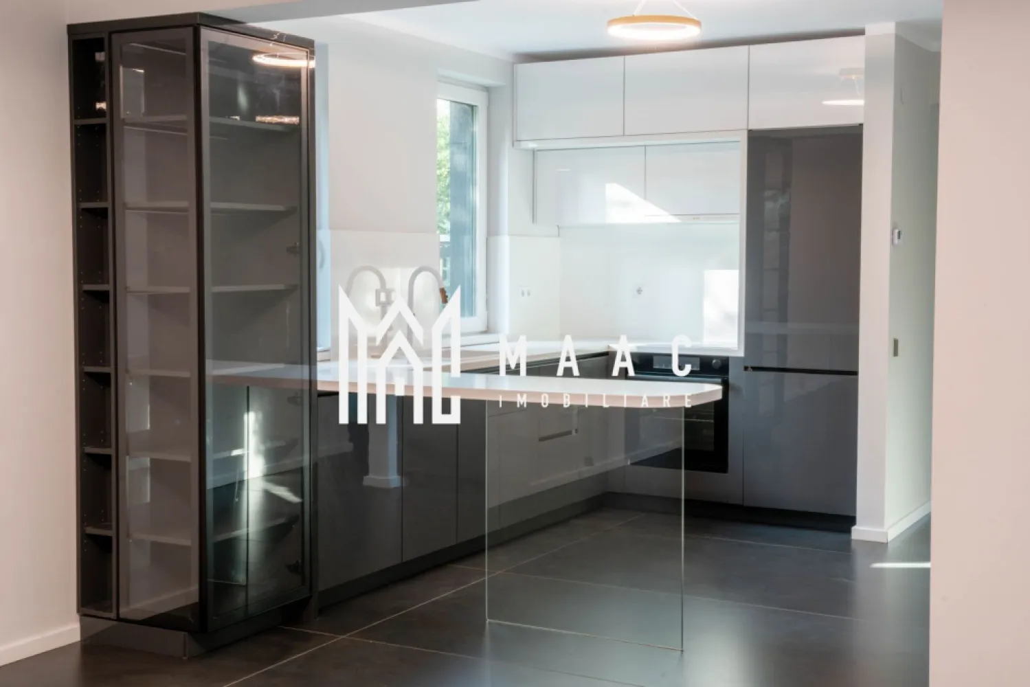 Vila de lux I 6 camere I Terasa I Parcul Sub Arini - Propunem atentiei dumneavoastra o vila de lux situată într-o zonă selectă a Sibiului, în apropiere de Calea Dumbrăvii, Parcul Sub Arini, Zoo și Pădurea Dumbrava. Locuinta, impresionantă, cu 6 camere, face parte dintr-un ansamblu rezidențial exclusivist, compus din cinci imobile înșiruite. Compartimentare: -parter-living cu bucatarie open space cu iesire in terasa, spatiu depozitare, dormitor matrimonial , baie, hol de acces, casa scarii -etajul 1- doua dormitoare, fiecare cu balcon, 2 bai, camera de joaca/ birou/dressing, casa scarii, hol de acces -etajul 2 (retras)-camera open-space ( poate fi folosita ca spatiu de recreere/ dormitor/ birou, etc), baie/camera tehnica -etajul 3- terasa circulabila Imobilul are finisaje de calitate -rulouri de aluminiu la generoasele suprafete vitrate, baile au cabine de dus si geamuri de aerisire, incalzire in pardoseala, centrala pe gaz Wolf, intrerupatoare cu senzor, etc Orientare S-V/N-E. Imobilul are doua cai de acces (la parter si la etaj) care pot imparti locatia in 2 apartamente separate, astfel incat sa se poata intrebuinta si ca varianta rezidentiala pentru 2 familii sau birou+ locuinta, etc Aferente-2 locuri de parcare. Nu sunt acceptate animale de companie. Se percepe garantie in cuantumul unei chirii lunare. Termenul minim de inchiriere-12 luni. Imobilul va fi predat parțial mobilat (respectiv se vor mobila livingul, un birou și un dormitor, conform preferințelor specifice ale chiriașului). Zona selecta, exclusivista, imprima colectivitatii cosmopolite un climat de liniste si relaxare. O proprietate care poate raspunde standardelor inalte de rafinament si confort. Pentru mai multe detalii precizati telefonic ca ati vazut anuntul cu ID:CP2651099 }}