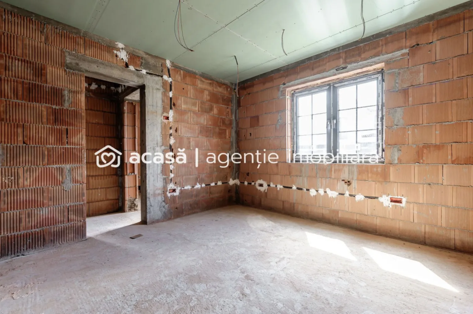 Casă nouă, în Aradul Nou – Str. Constituției - Cauți o casă nouă, într-un cartier foarte bun, pe care să o termini exact pe gustul tău?
Această proprietate din Aradul Nou îți oferă fix combinația asta: locație premium, construcție solidă și potențial mare de personalizare și extindere.

Situată într-una dintre cele mai apreciate zone de case din Arad, proprietatea oferă: acces rapid la puncte de interes ale orașului; proximitate față de zone comerciale, școli, transport public și artere principale; cartier în continuă dezvoltare, foarte căutat pentru locuire.

Date tehnice:
Teren: 419 mp
Deschidere la stradă: 12 m – ideală pentru acces auto, garaj, alei, spațiu verde
Amprentă la sol: 85 mp
Suprafață utilă: 145 mp

Detalii construcție:
Construcție nouă (2020)
Realizată din cărămidă
Acoperiș din țiglă – durabil și estetic
Stadiu: parțial finalizată – îți permite să alegi finisajele și să creezi interiorul pe stilul tău
Posibilitate de mansardare – excelent pentru spațiu suplimentar (dormitoare, birou, zonă hobby, loc de joacă etc.)

Compartimentare gândită pentru confort: 4 camere; 3 dormitoare; 2 băi cu geam – lumină naturală și ventilație; bucătărie; terasă – perfectă pentru relaxare în aer liber; curte cu potențial de amenajare: grădină, loc de joacă, zonă de barbeque.

De ce merită văzută?
Zonă excelentă, foarte căutată pentru locuință
Casă nouă, cu structură solidă, în care poți alege finisajele
Posibilitate reală de extindere prin mansardare

Oportunitate bună pentru familii care vor casă cu curte, dar și pentru investitori care văd potențialul zonei.

Preț listare: 169.000 EUR / comision zero / telefon: 0761 899 230 / Hai să vorbim!

💳 Nu dispui de toată suma?
Te ajutăm gratuit cu finanțarea – îți obținem oferte de la 16 bănci.

🏠 Ai o proprietate de vânzare în Arad și vrei să știi cât valorează cu adevărat?
Sună-mă pentru o evaluare gratuită, fără obligații.

📍 Birou: ACASĂ | Agenție imobiliară Arad
Bulevardul Decebal 2, Arad 310133