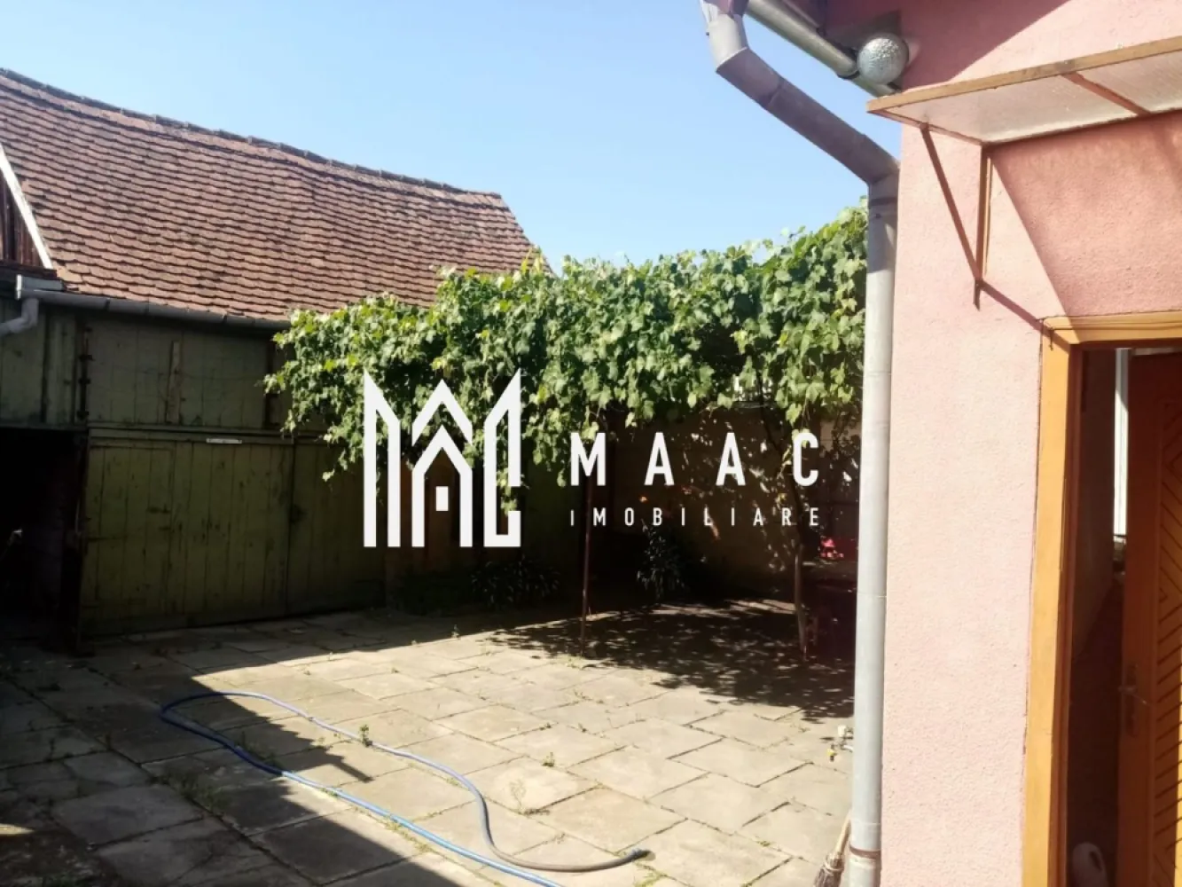 Casa individuală | Teren 328 mp | Piața Cluj - MAAC Imobiliare vă propune spre vânzare o casă individuală situată într-o zonă apreciată și bine conectată – Piața Cluj. Proprietatea se află pe un teren generos de 328 mp, oferind multiple posibilități de amenajare sau extindere. Casa are o suprafață utilă de aproximativ 50 mp și este compartimentată eficient astfel: 2 camere luminoase 1 baie chicineta (bucătărie de tip mini) camară pentru depozitare În plus, pe teren se află o anexă de aproximativ 60 mp, care poate fi transformată în spațiu locuibil, atelier, garaj sau zonă de relaxare, în funcție de nevoile viitorului proprietar. Proprietatea beneficiază de acces facil către mijloace de transport, magazine, piețe și alte puncte de interes ale orașului. Ideală pentru locuință personală, investiție sau închiriere! Pentru mai multe detalii sau programarea unei vizionări, nu ezitați să ne contactați specificand ID: CP2650412 }}